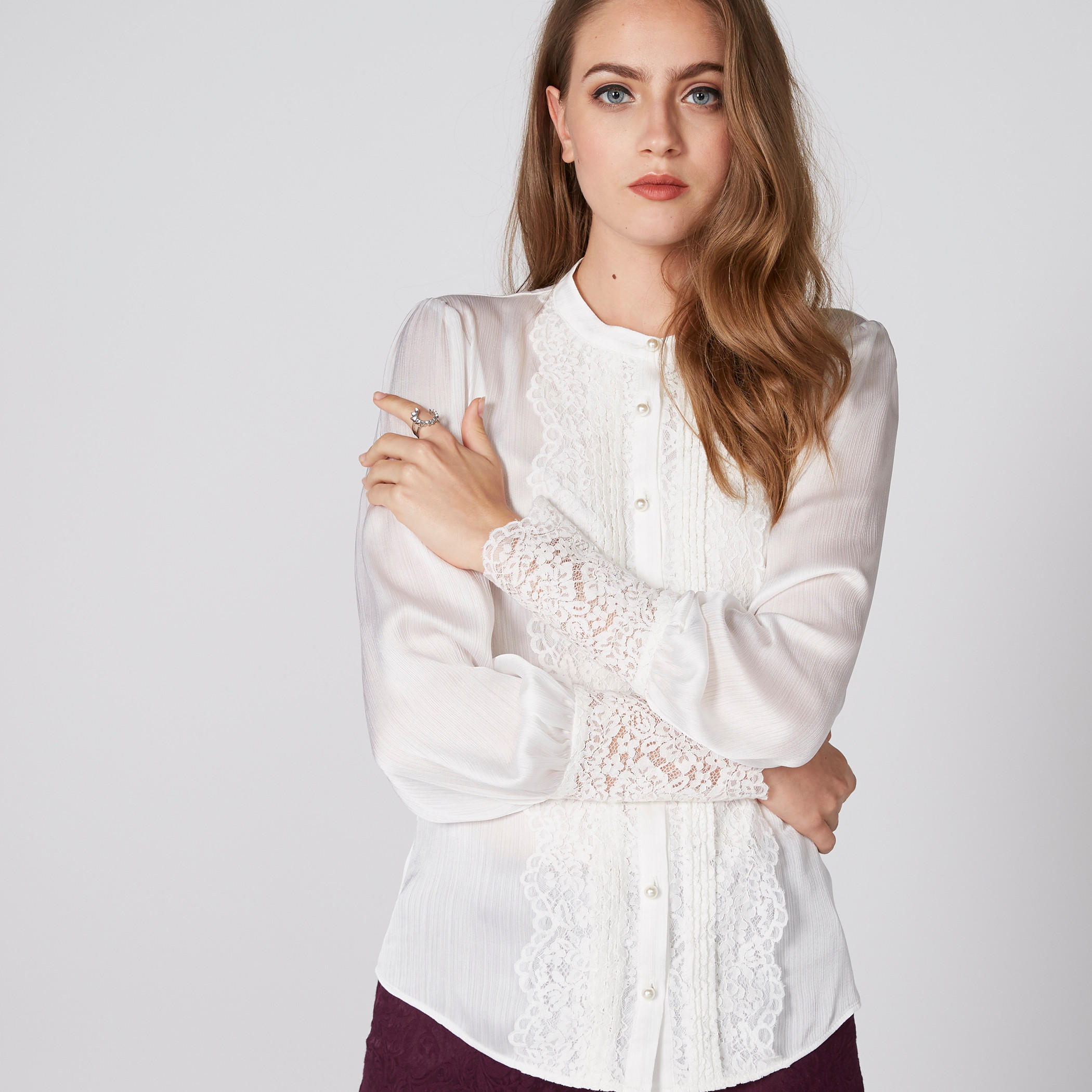 قميص بأكمام طويلة وتفاصيل دانتيل ولؤلؤ-women-clothing-shirtsandblouses-blouses-image-1
