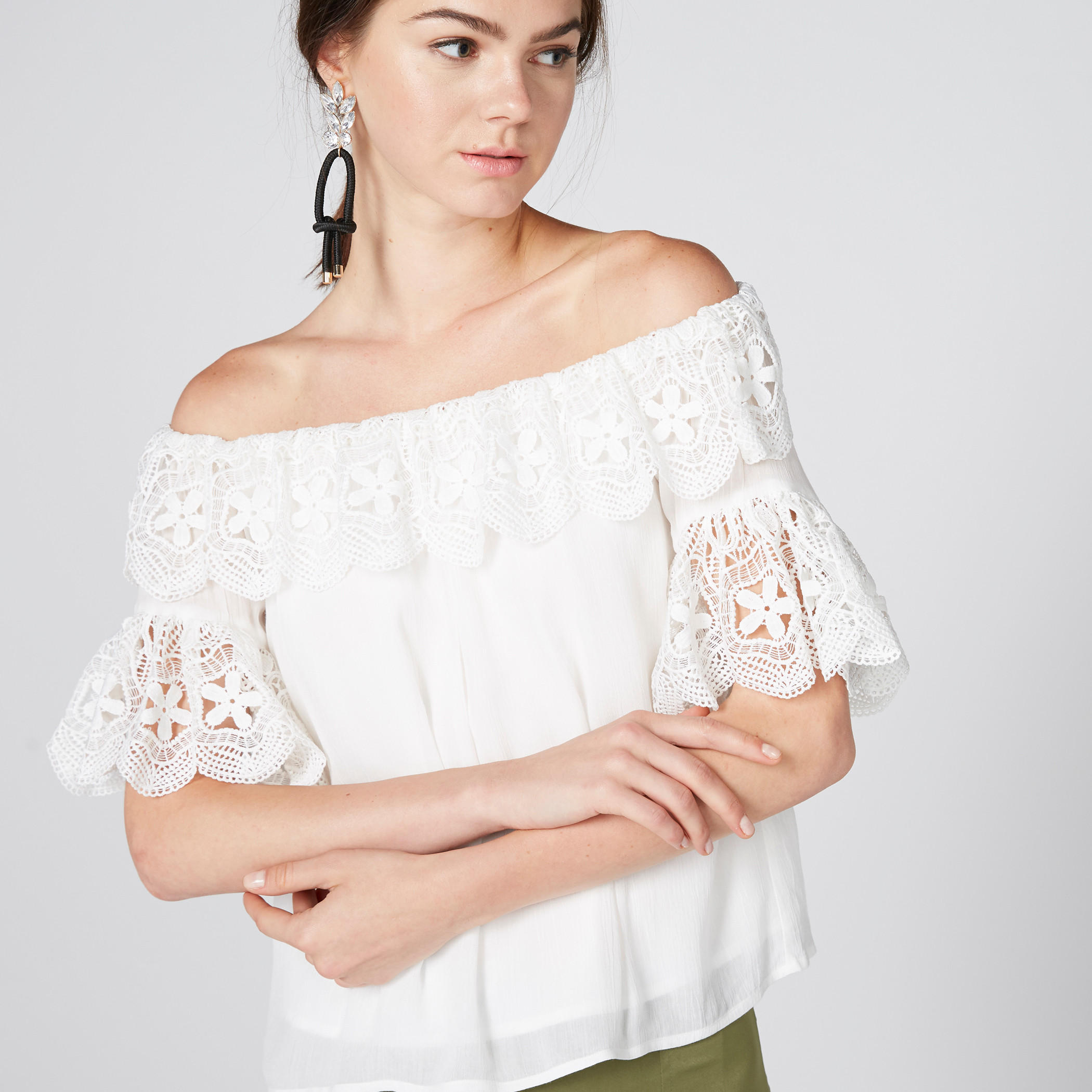 بلوزة بأكتاف مكشوفة وتفاصيل دانتيل-women-clothing-shirtsandblouses-blouses-image-1