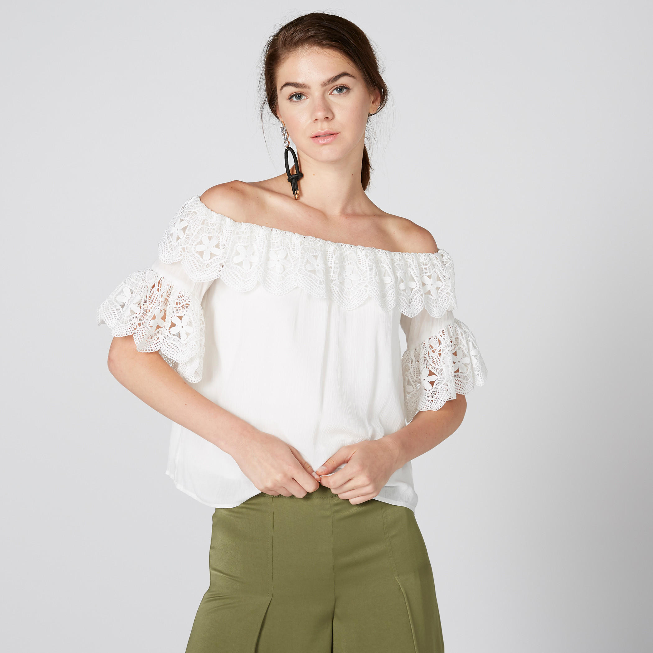 بلوزة بأكتاف مكشوفة وتفاصيل دانتيل-women-clothing-shirtsandblouses-blouses-image-2
