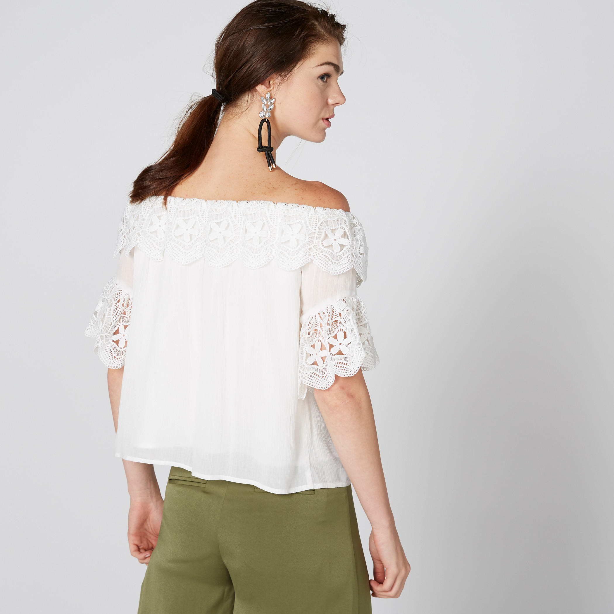 بلوزة بأكتاف مكشوفة وتفاصيل دانتيل-women-clothing-shirtsandblouses-blouses-image-3