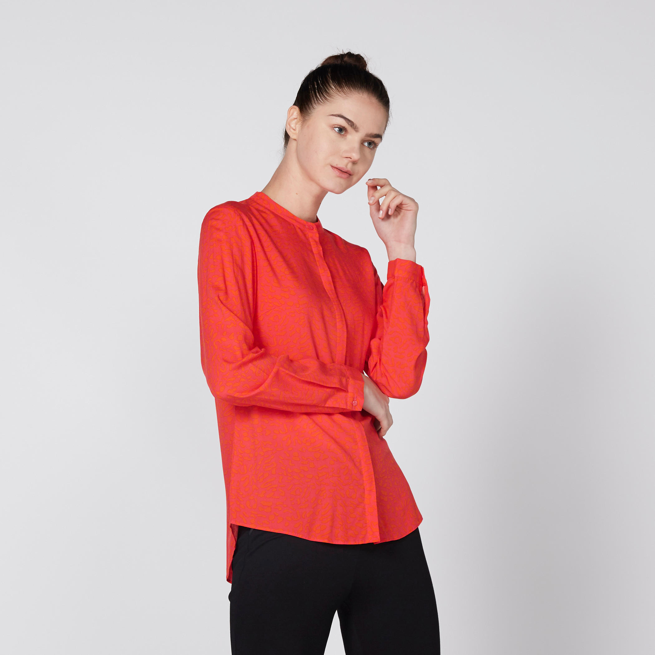 قميص بأكمام طويلة وحوّاف غير مستوية وطبعات-women-clothing-shirtsandblouses-shirts-image-1