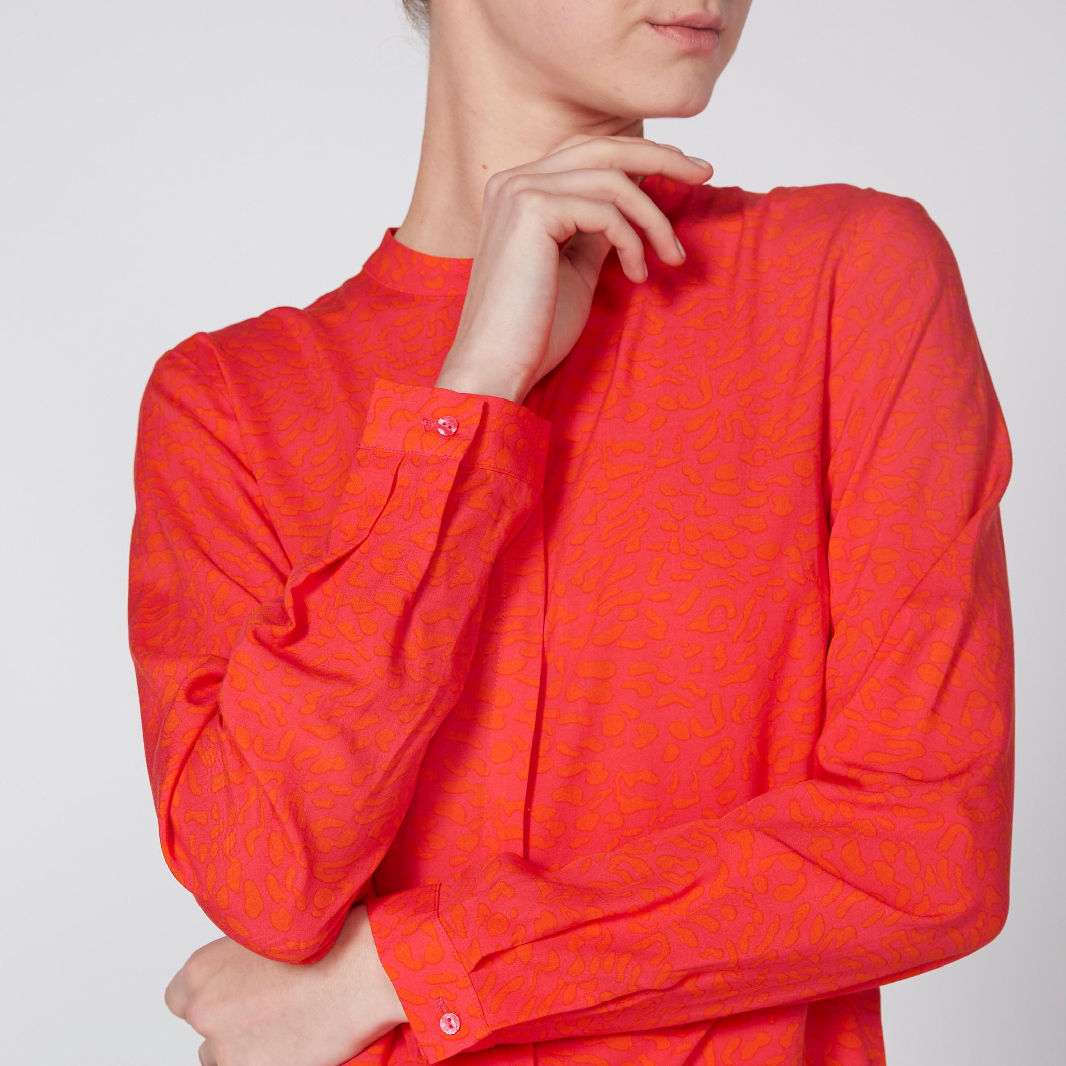 قميص بأكمام طويلة وحوّاف غير مستوية وطبعات-women-clothing-shirtsandblouses-shirts-image-2