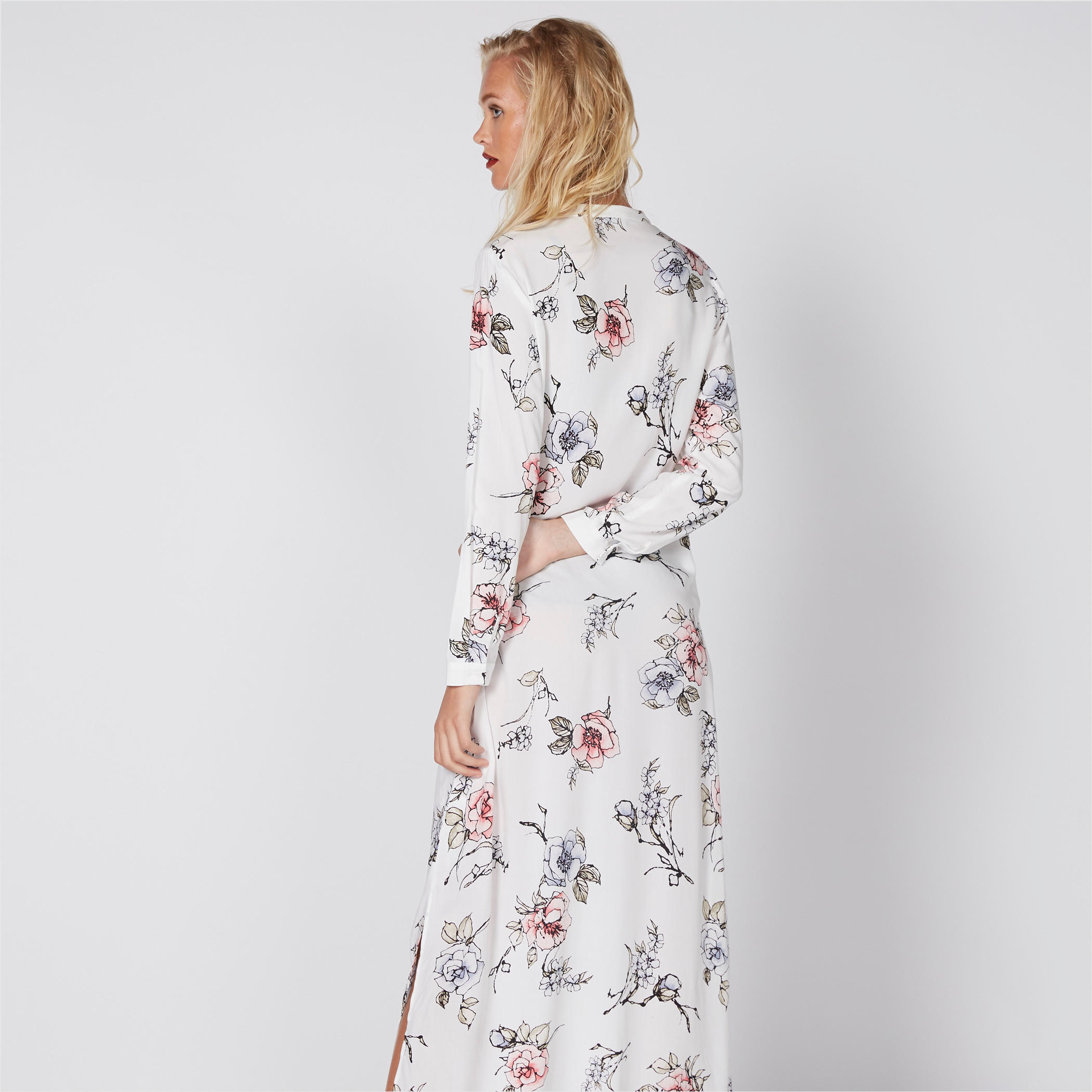 فستان طويل بطبعات وأكمام طويلة وأزرار غير مرئية-women-clothing-dresses-image-4