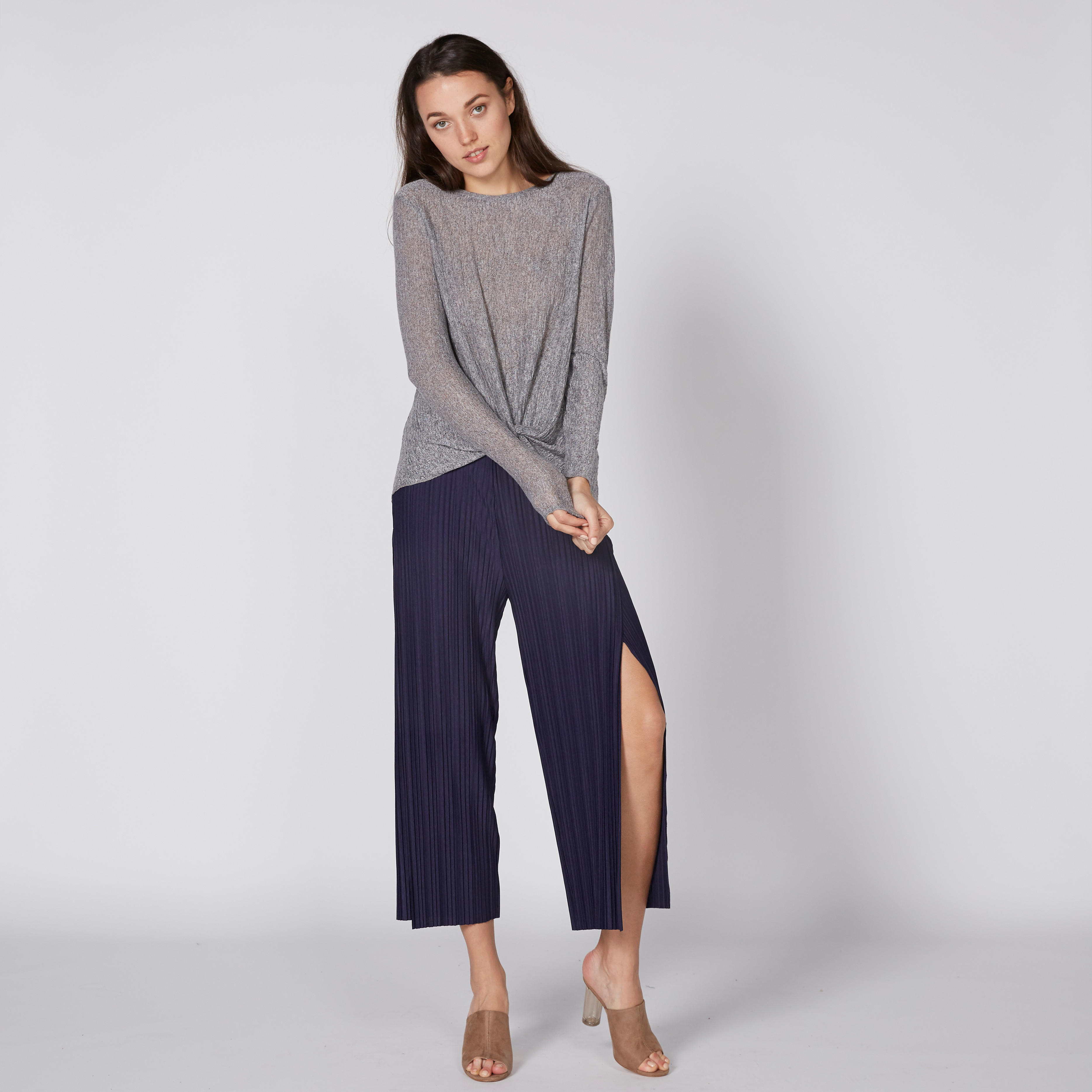 بلوزة بياقة مستديرة وأكمام طويلة مزيّنة بعقدة-women-clothing-shirtsandblouses-blouses-image-2