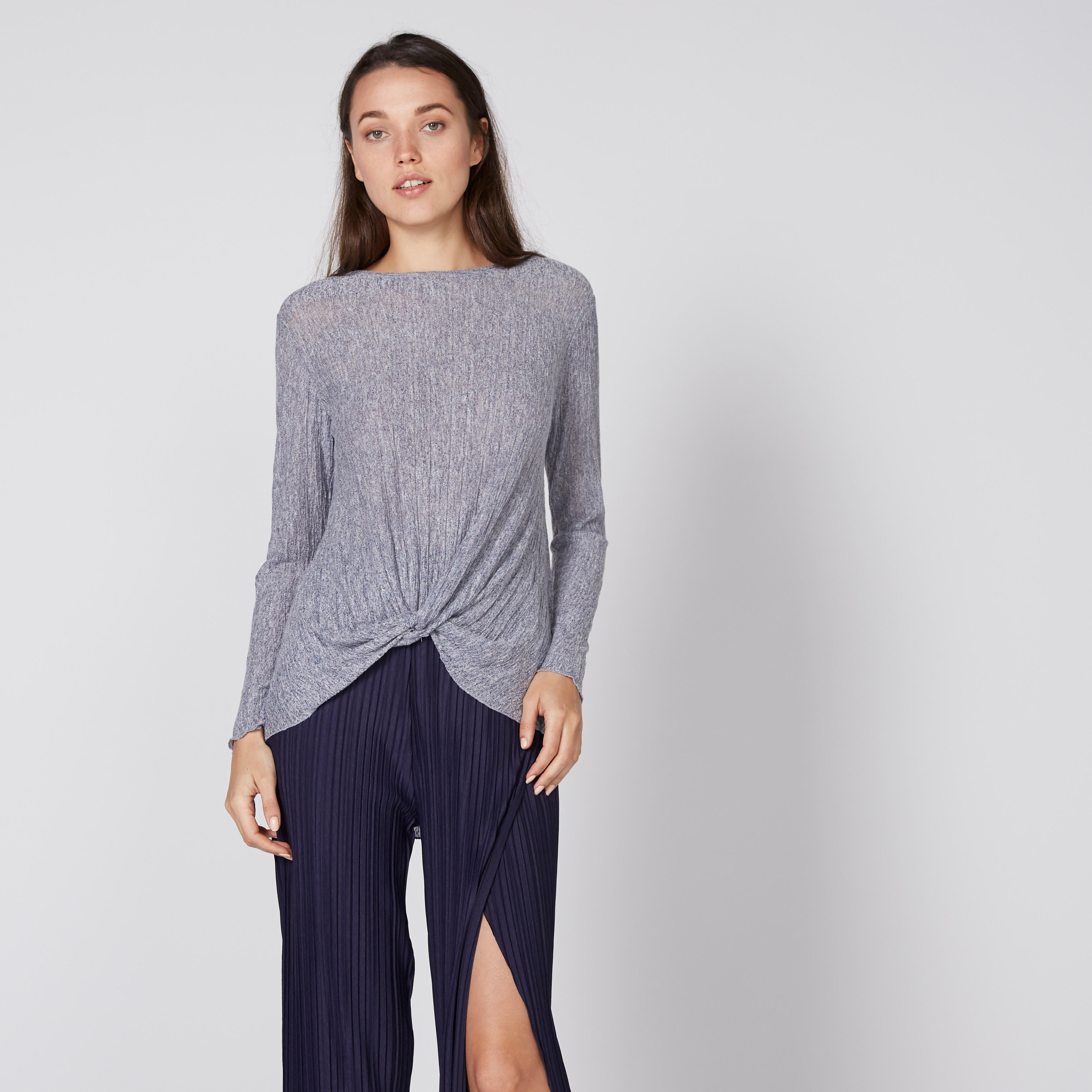 بلوزة بياقة مستديرة وأكمام طويلة وتفاصيل معقودة-women-clothing-shirtsandblouses-blouses-image-1