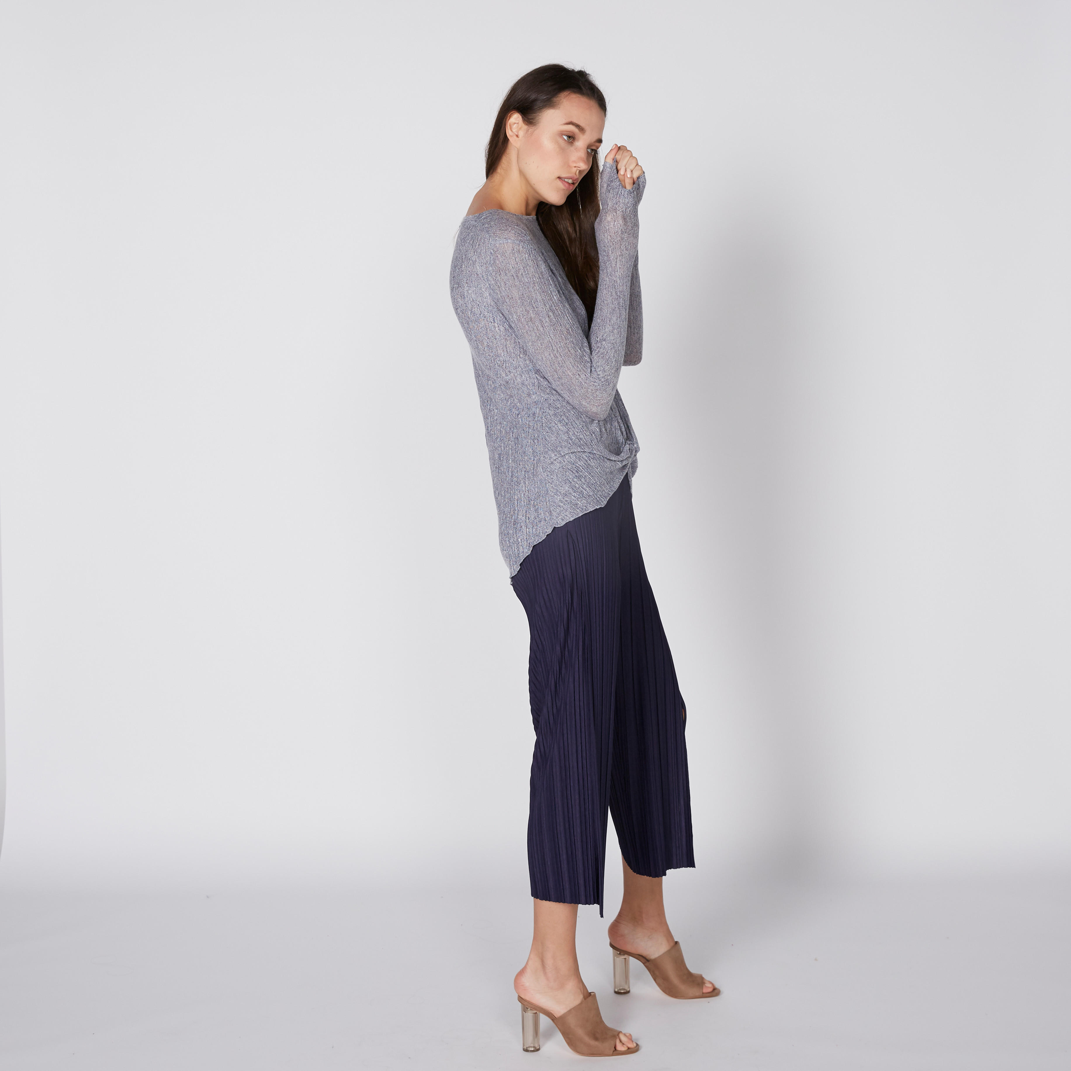 بلوزة بياقة مستديرة وأكمام طويلة وتفاصيل معقودة-women-clothing-shirtsandblouses-blouses-image-2
