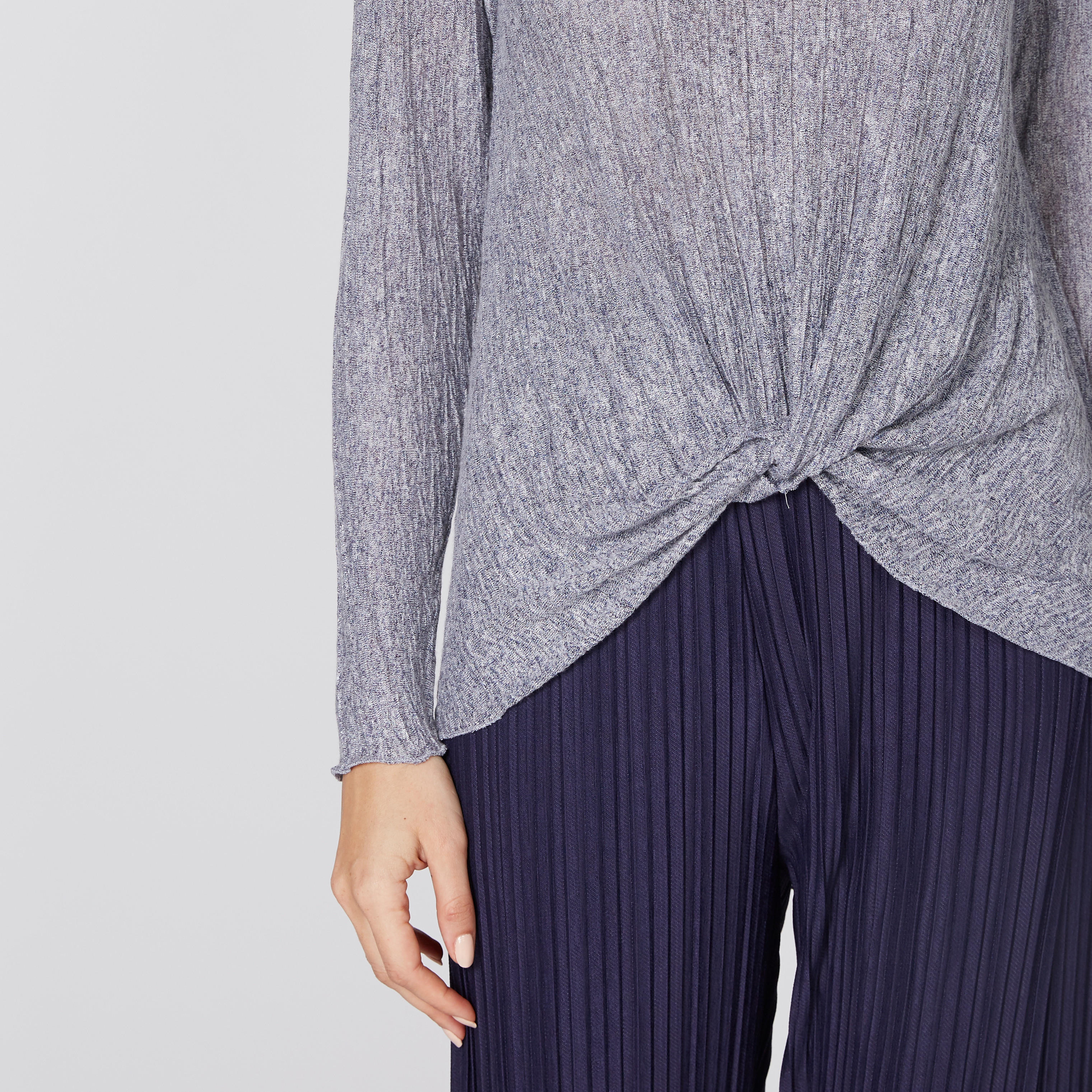بلوزة بياقة مستديرة وأكمام طويلة وتفاصيل معقودة-women-clothing-shirtsandblouses-blouses-image-3