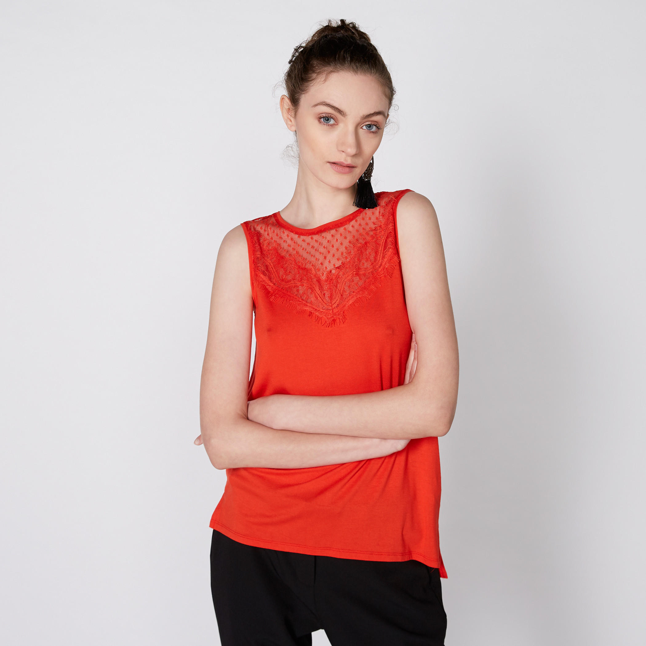 بلوزة دون أكمام بياقة مستديرة وتفاصيل من الدانتيل-women-clothing-shirtsandblouses-blouses-image-1