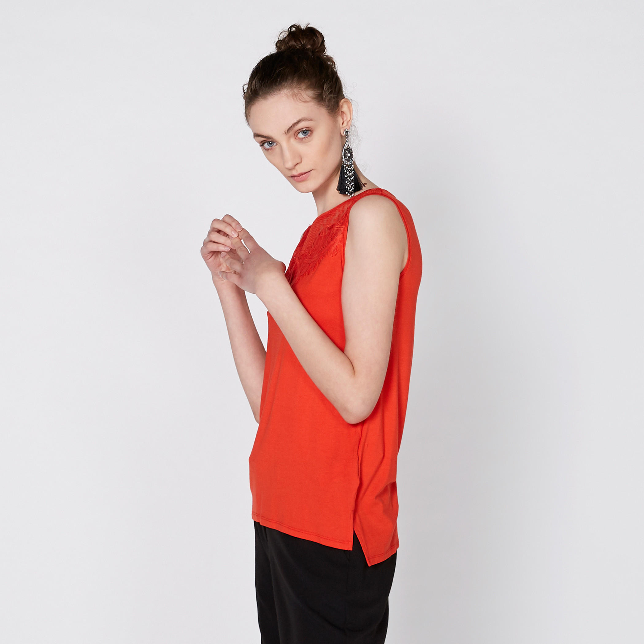 بلوزة دون أكمام بياقة مستديرة وتفاصيل من الدانتيل-women-clothing-shirtsandblouses-blouses-image-3