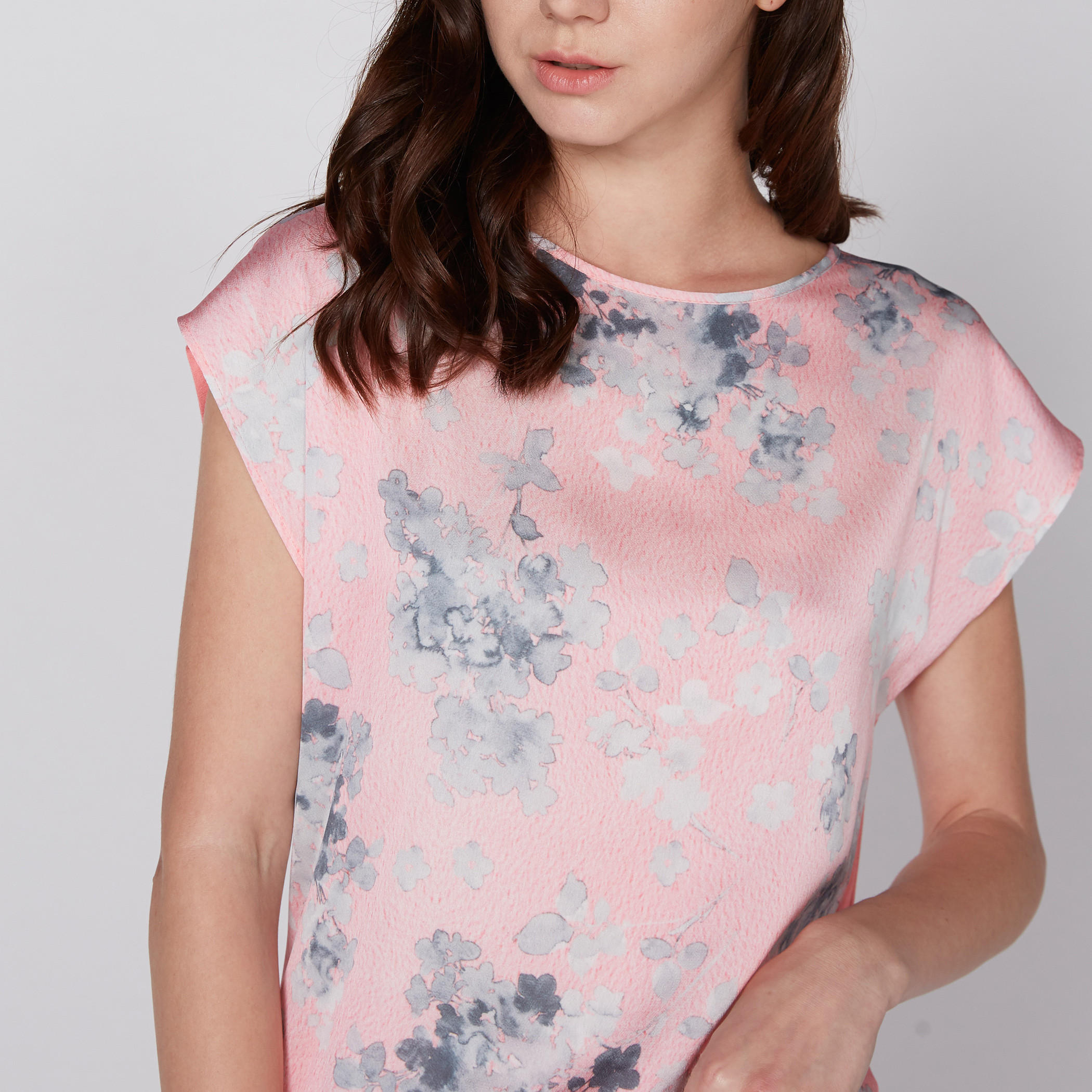 تيشيرت بياقة مستديرة وأكمام ممتدة وطبعات-women-clothing-shirtsandblouses-blouses-image-2