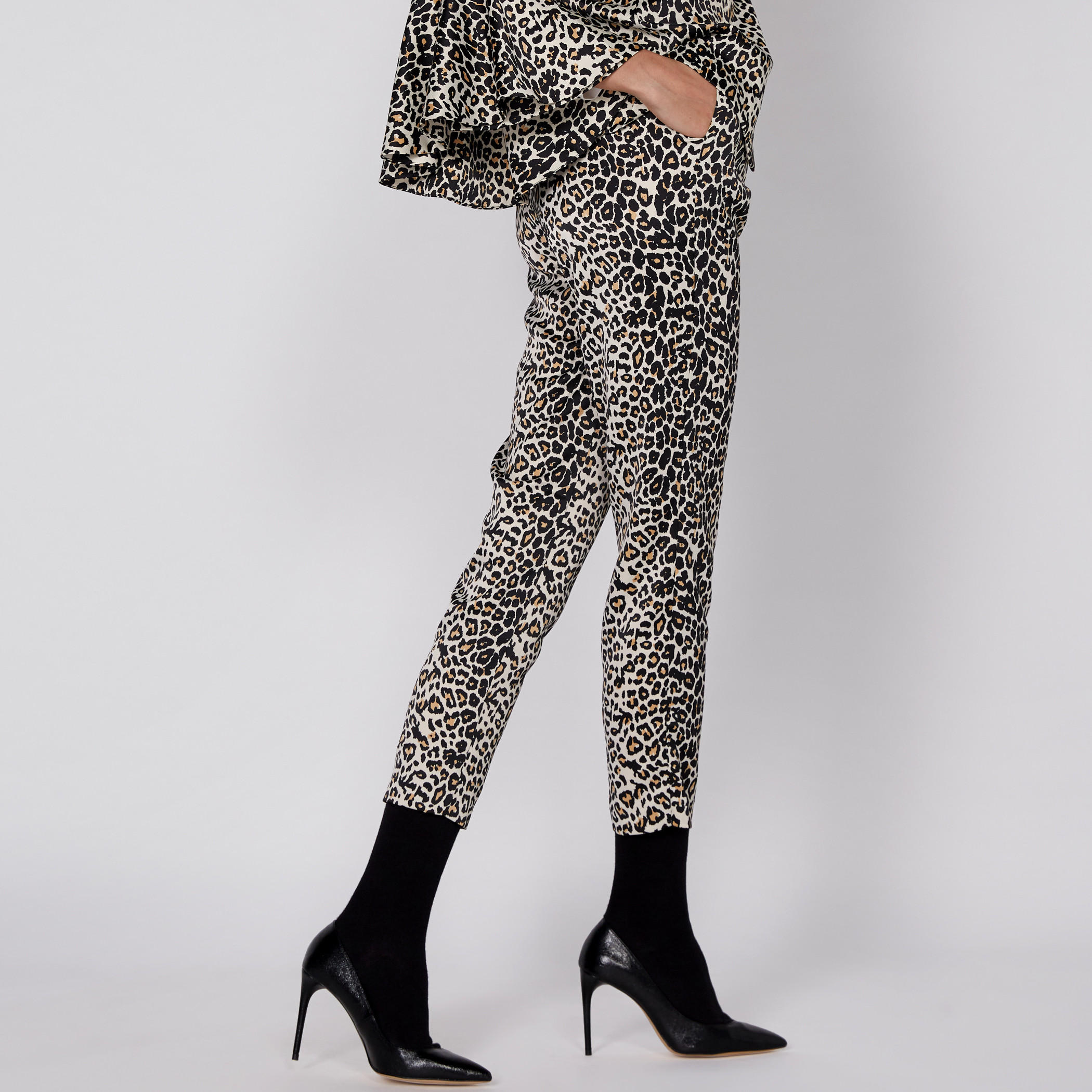 بنطال رياضي طويل بطبعات وخصر مطّاطي وجيوب-women-clothing-bottoms-trousers-image-3