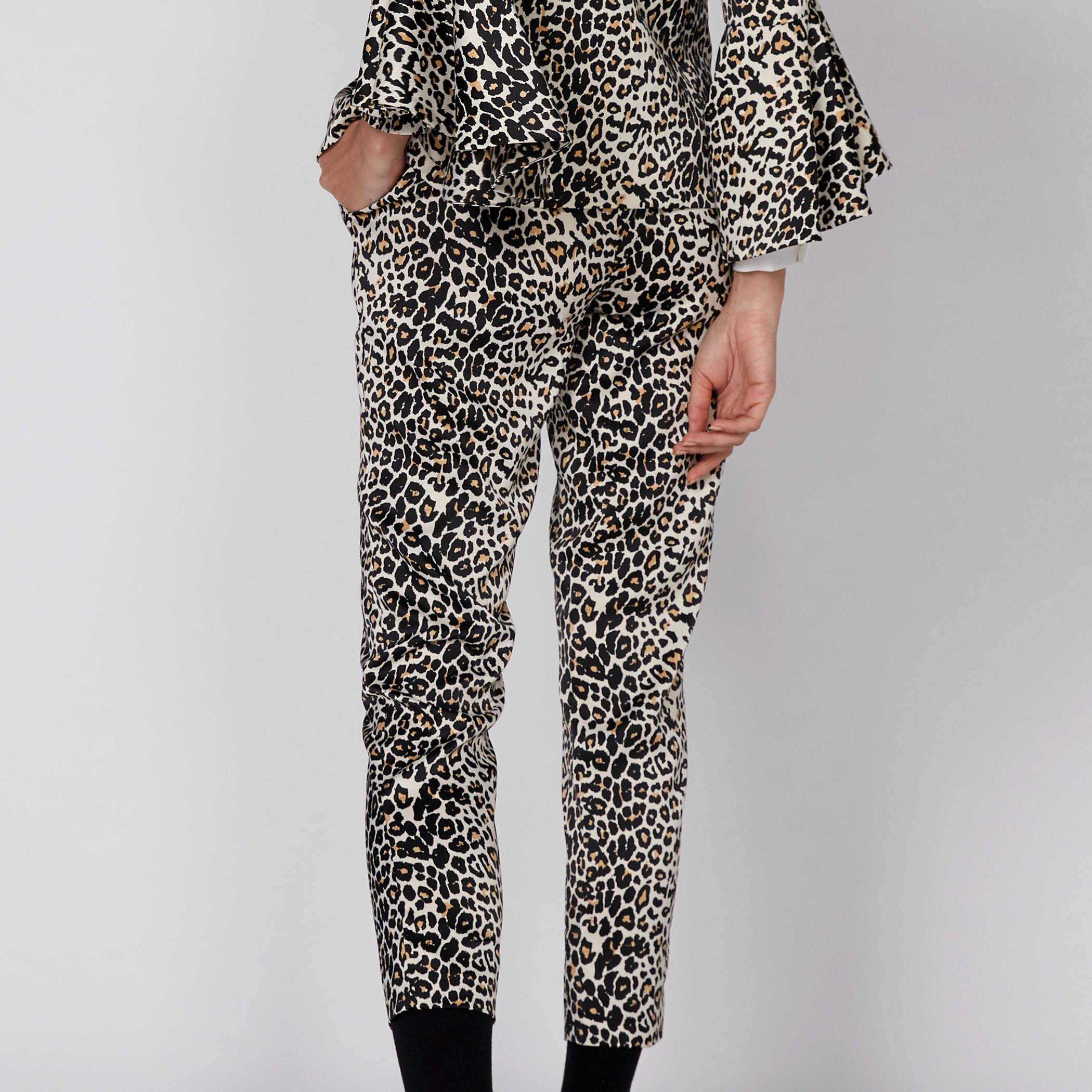 بنطال رياضي طويل بطبعات وخصر مطّاطي وجيوب-women-clothing-bottoms-trousers-image-4