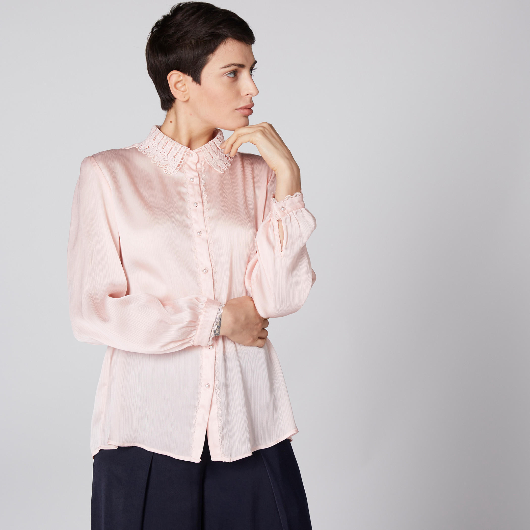 قميص بأكمام طويلة وأزرار وتفاصيل دانتيل-women-clothing-shirtsandblouses-shirts-image-1