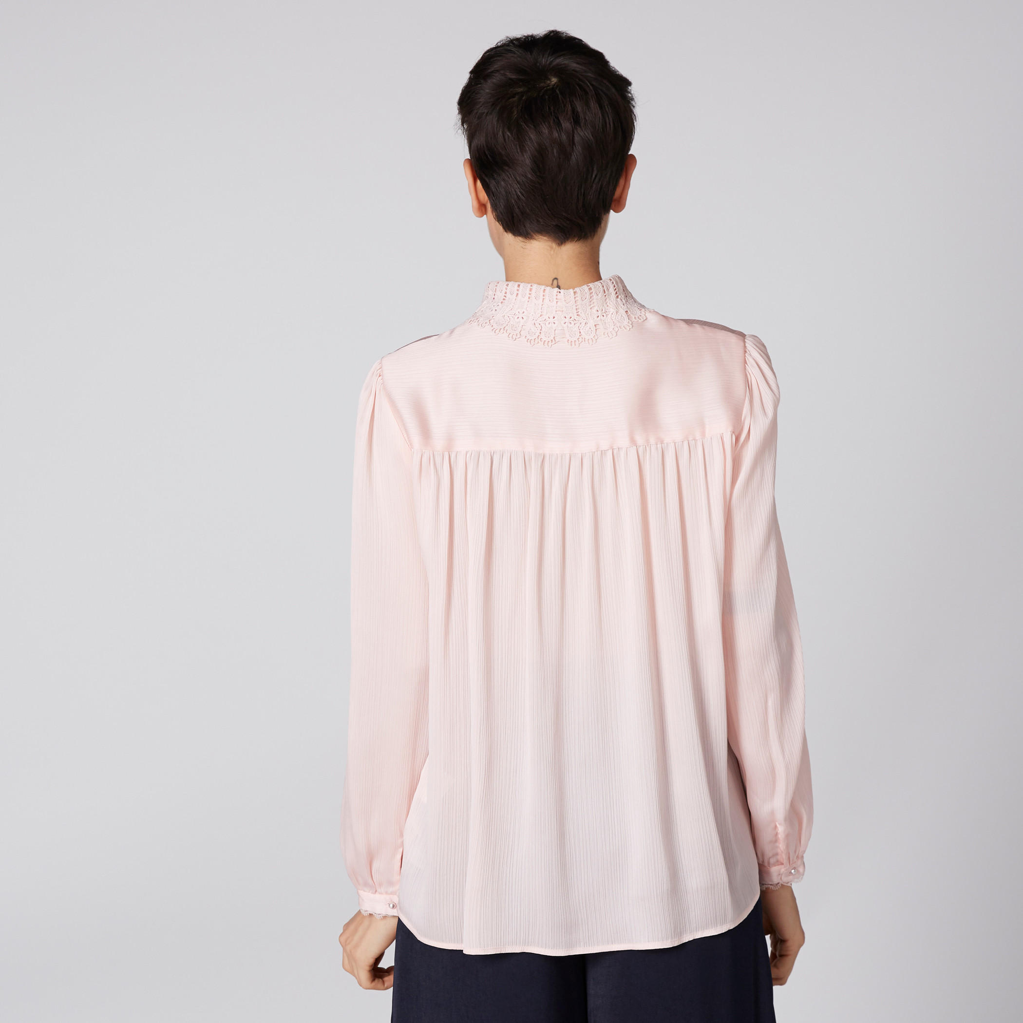 قميص بأكمام طويلة وأزرار وتفاصيل دانتيل-women-clothing-shirtsandblouses-shirts-image-3