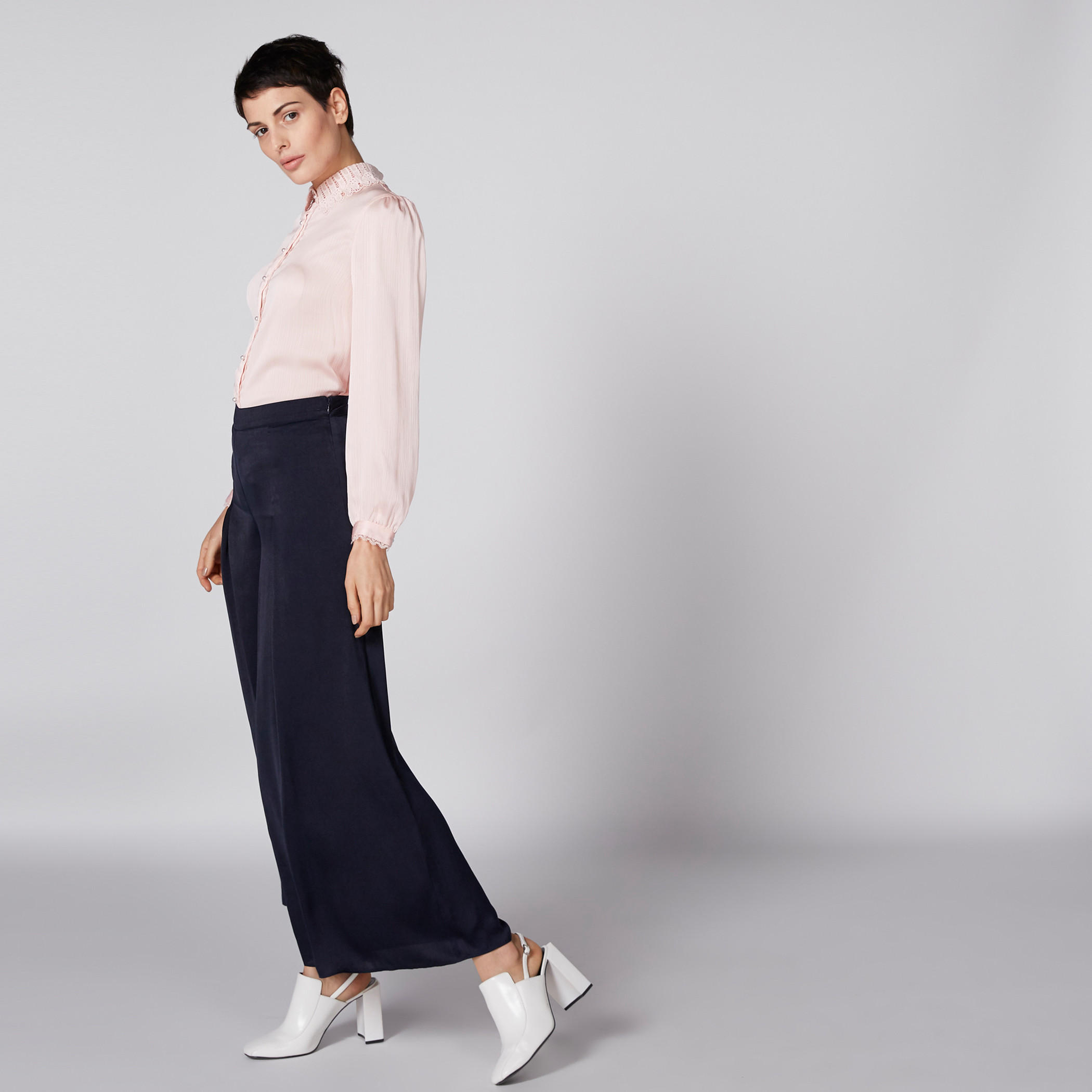 قميص بأكمام طويلة وأزرار وتفاصيل دانتيل-women-clothing-shirtsandblouses-shirts-image-4