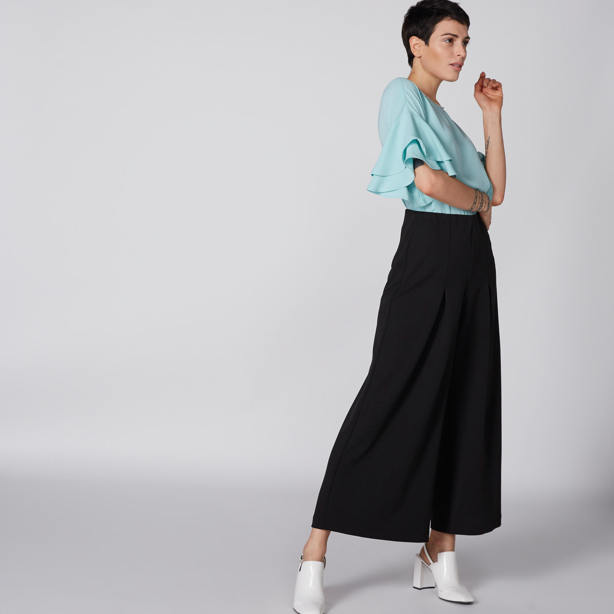 بلوزة مزيّنة بياقة مستديرة وأكمام واسعة ومشبك إغلاق ناعم-women-clothing-shirtsandblouses-blouses-image-1