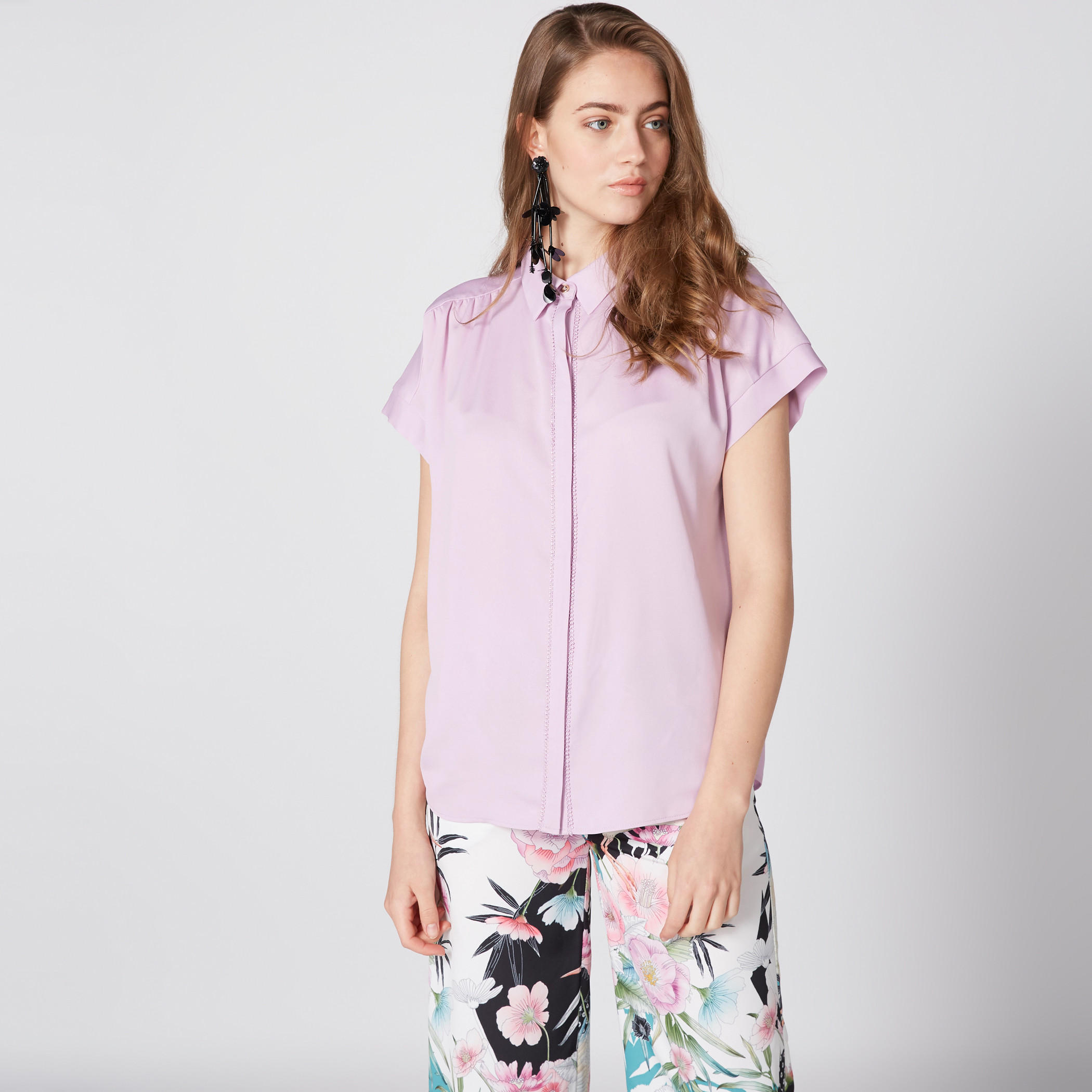 قميص بتفاصيل دانتيل وأزرار غير مرئية-women-clothing-shirtsandblouses-shirts-image-1