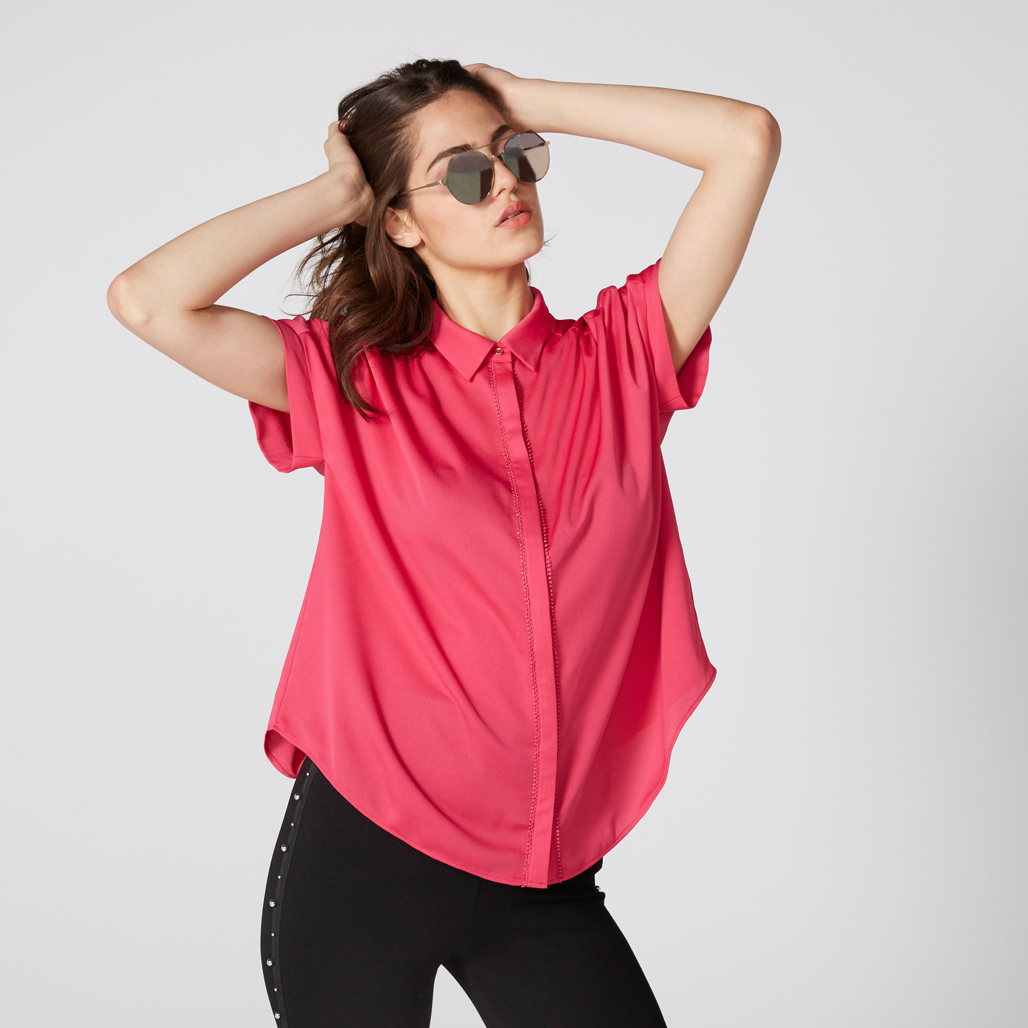 قميص بأكمام قصيرة وأزرار مزيّن بكرات بوم بوم-women-clothing-shirtsandblouses-shirts-image-1