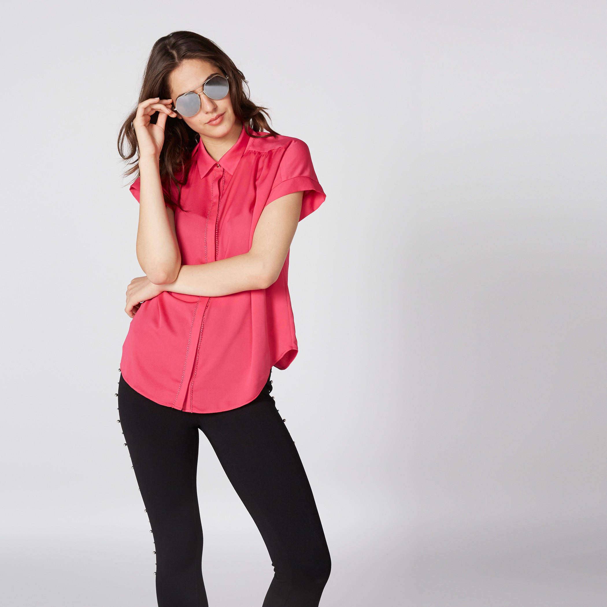 قميص بأكمام قصيرة وأزرار مزيّن بكرات بوم بوم-women-clothing-shirtsandblouses-shirts-image-2