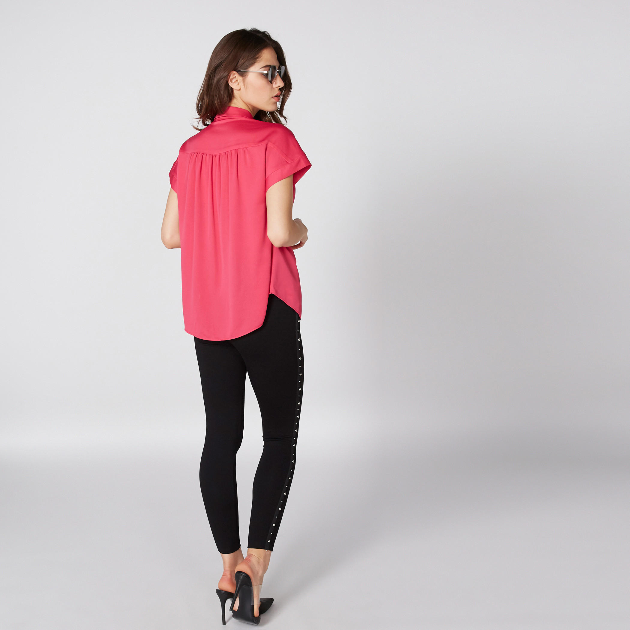 قميص بأكمام قصيرة وأزرار مزيّن بكرات بوم بوم-women-clothing-shirtsandblouses-shirts-image-3