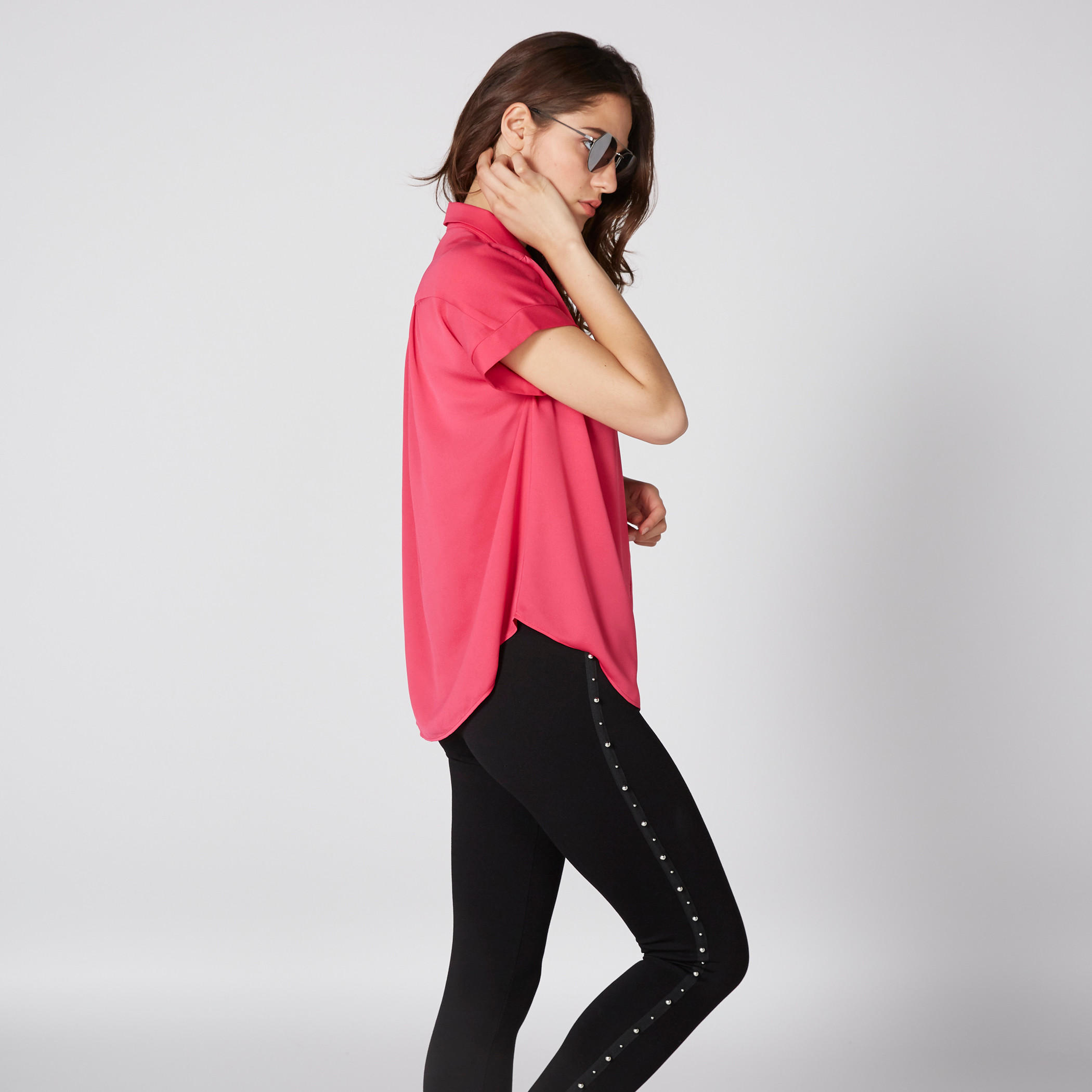 قميص بأكمام قصيرة وأزرار مزيّن بكرات بوم بوم-women-clothing-shirtsandblouses-shirts-image-4