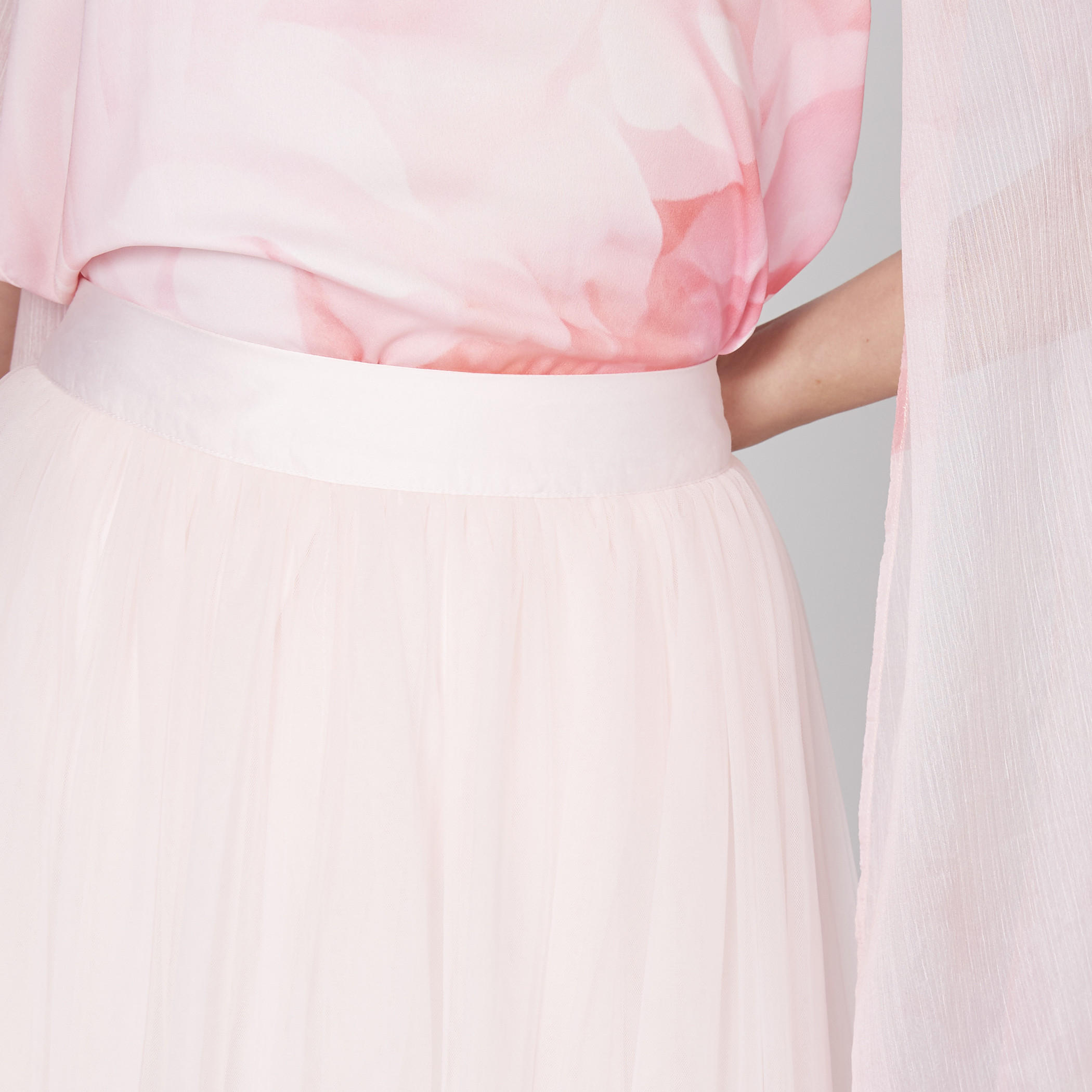 تنورة طويلة بخصر مطّاطي وتفاصيل شبكية-women-clothing-bottoms-skirts-image-4