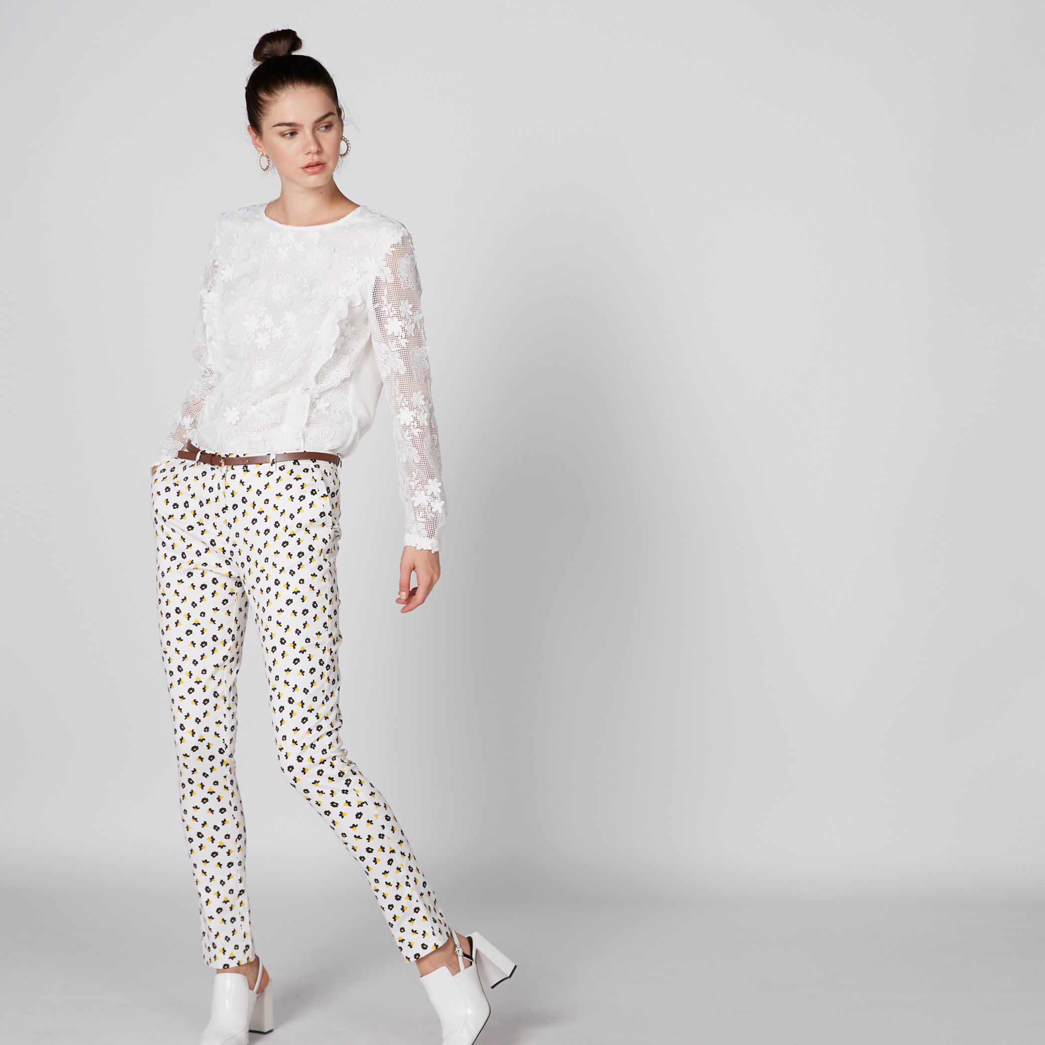 قميص بأكمام طويلة وتفاصيل دانتيل وتطريز-women-clothing-shirtsandblouses-blouses-image-1