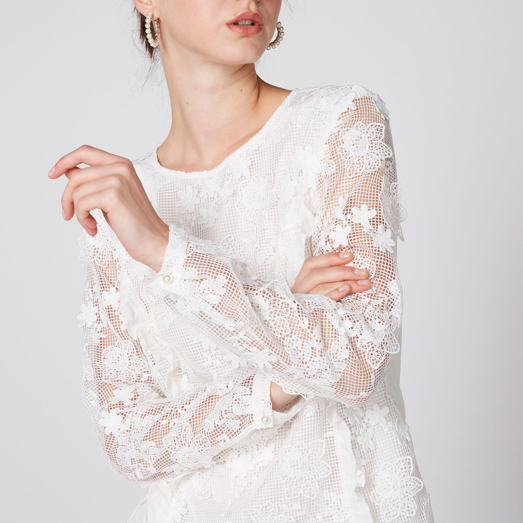 قميص بأكمام طويلة وتفاصيل دانتيل وتطريز-women-clothing-shirtsandblouses-blouses-image-3