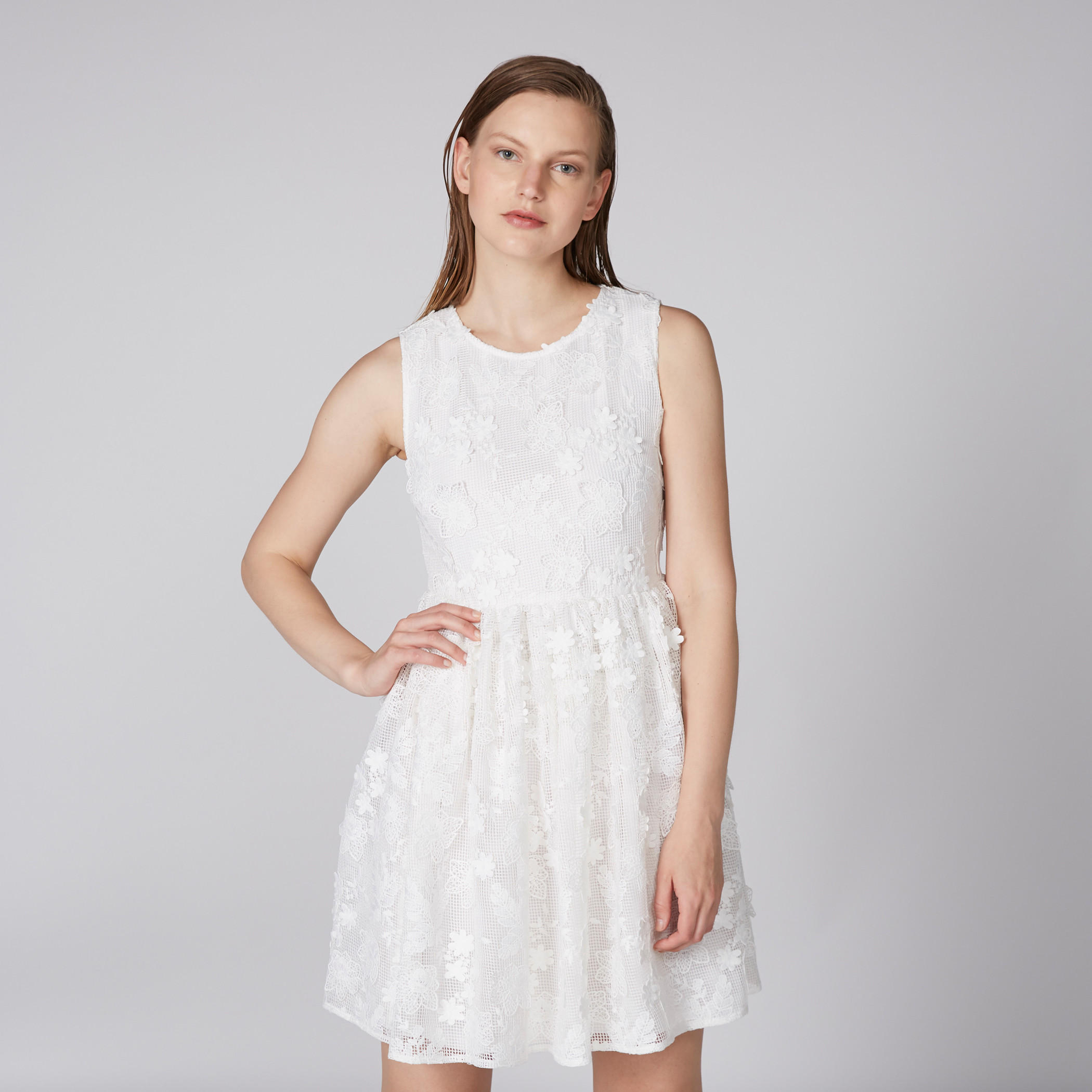 فستان قصير دون أكمام بياقة مستديرة وتفاصيل دانتيل-women-clothing-dresses-image-1