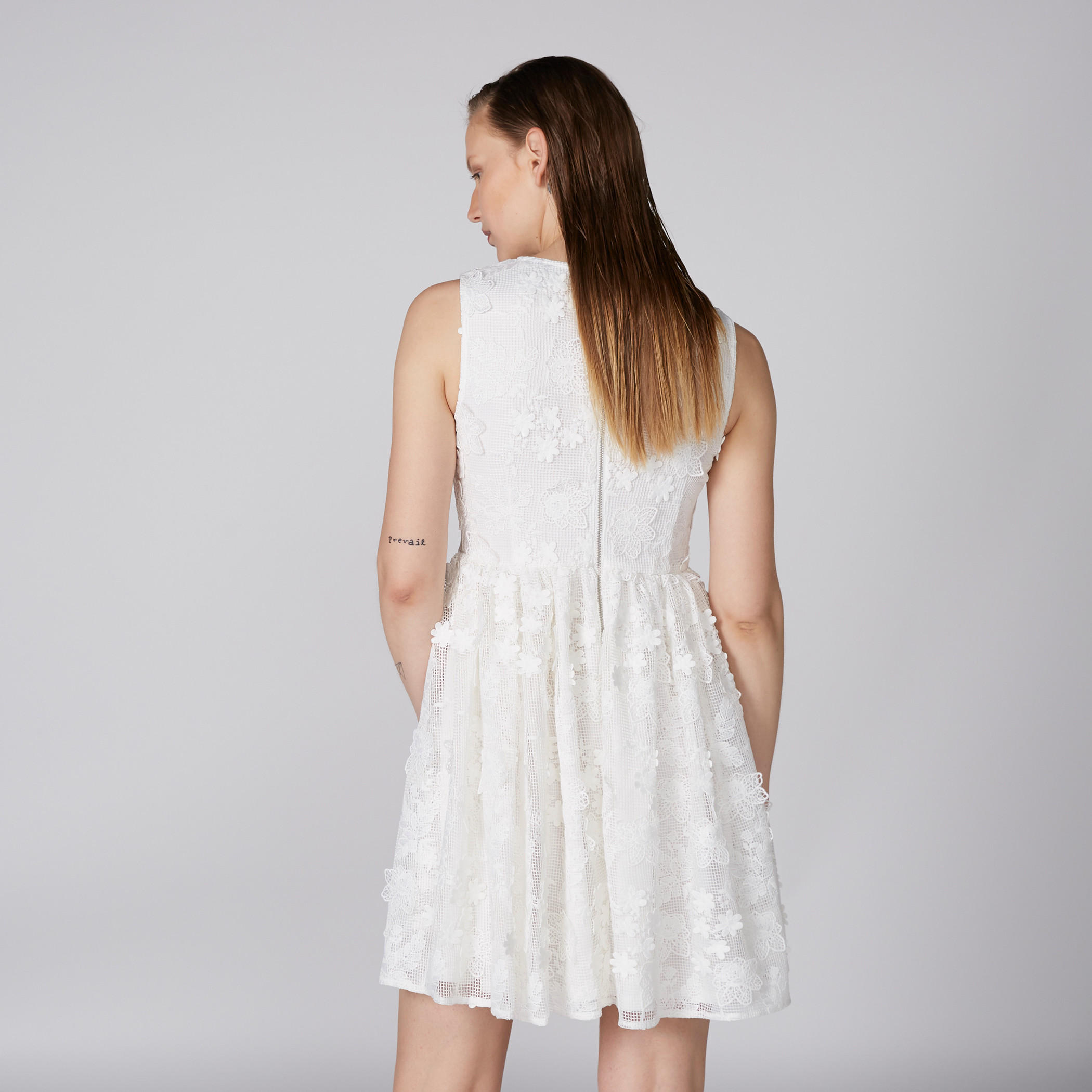 فستان قصير دون أكمام بياقة مستديرة وتفاصيل دانتيل-women-clothing-dresses-image-3