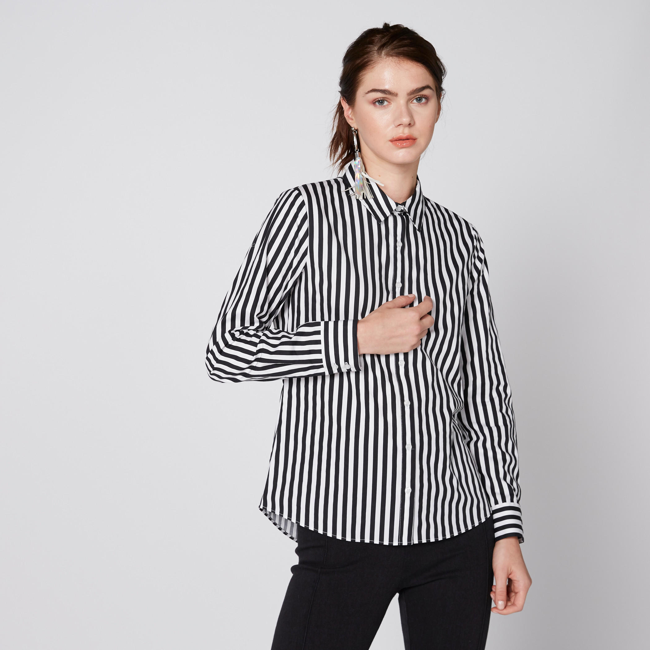 قميص مقلّم بأكمام طويلة وأزرار-women-clothing-shirtsandblouses-shirts-image-2
