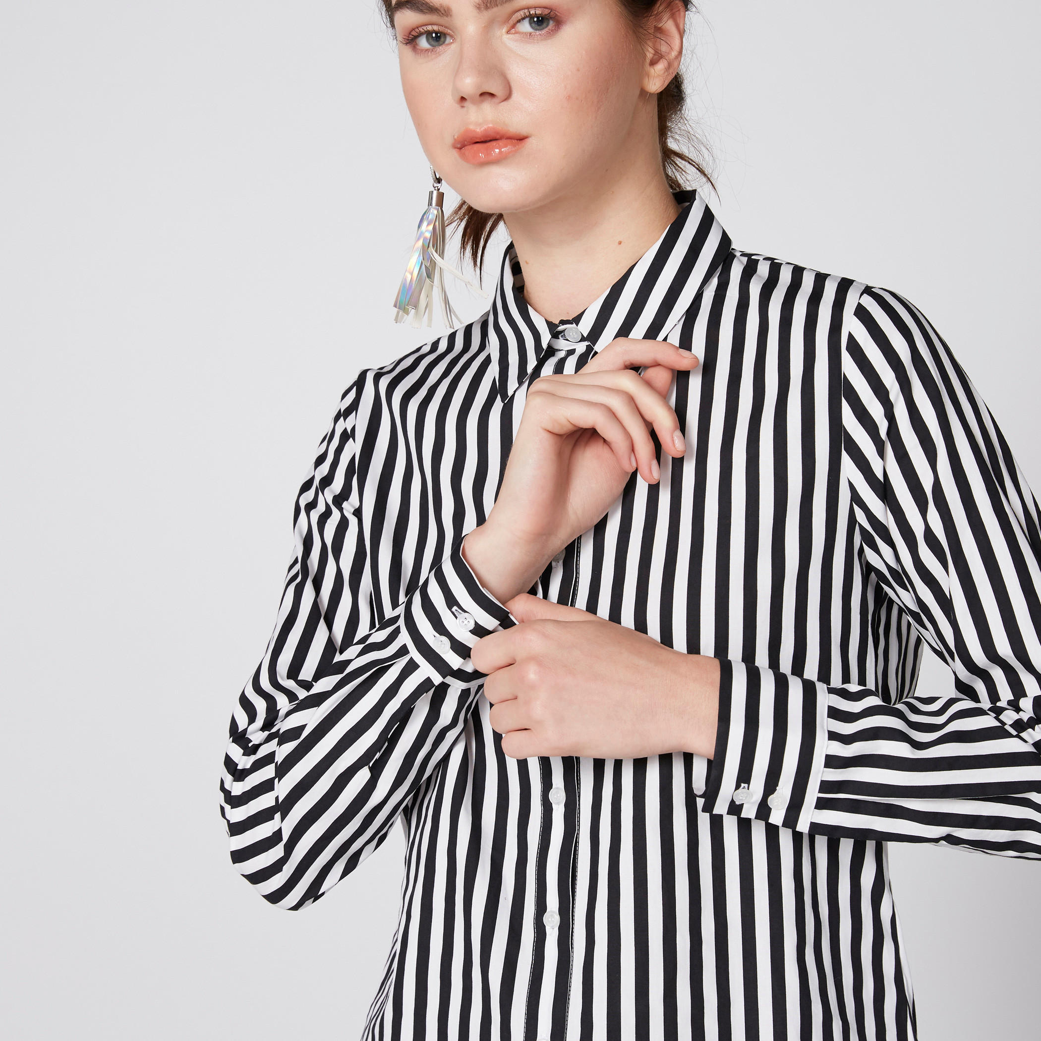 قميص مقلّم بأكمام طويلة وأزرار-women-clothing-shirtsandblouses-shirts-image-1