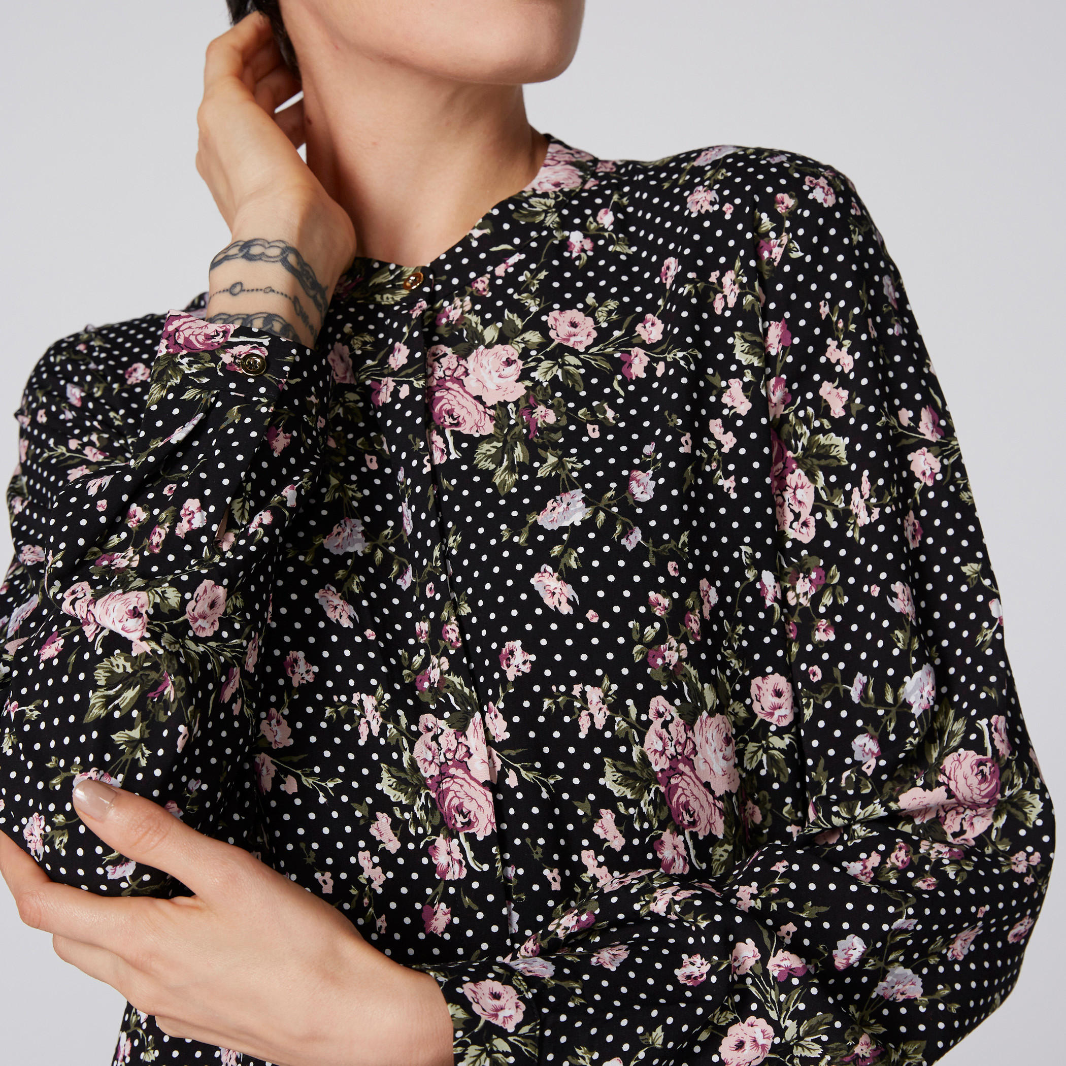 قميص طويل بياقة ماندارين ووصلة أزرار مخفية وطبعات-women-clothing-shirtsandblouses-blouses-image-2