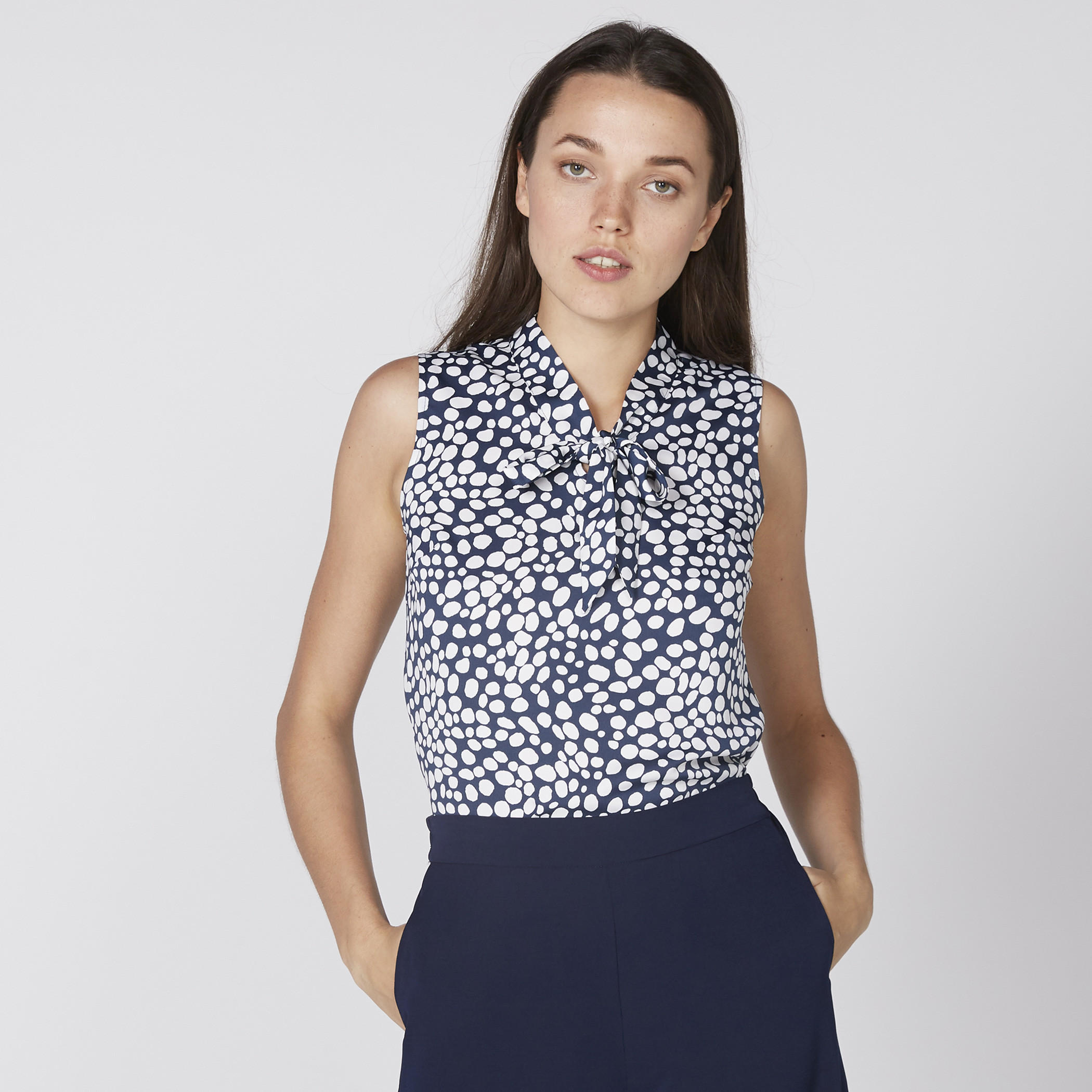بلوزة دون أكمام مزيّنة بفيونكة وطبعات-women-clothing-shirtsandblouses-blouses-image-3