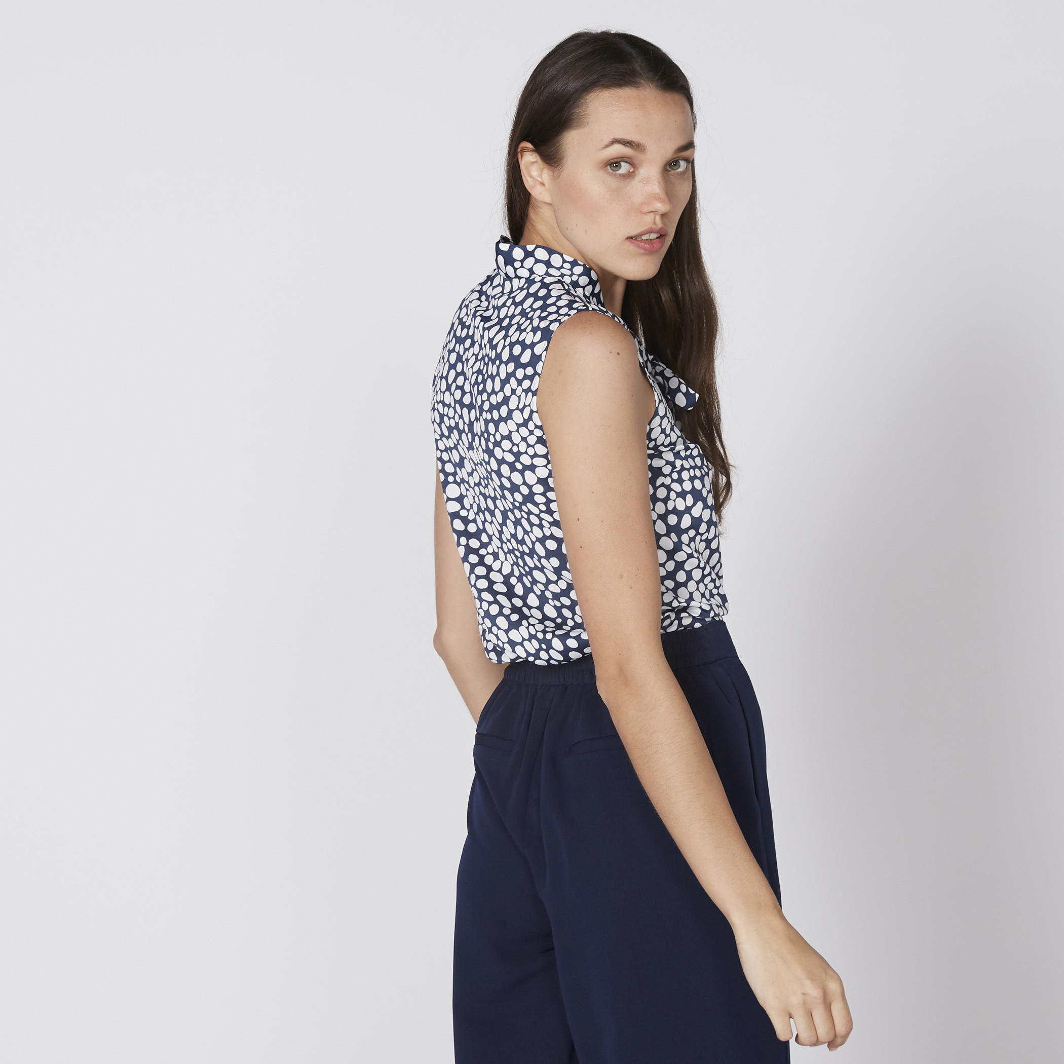 بلوزة دون أكمام مزيّنة بفيونكة وطبعات-women-clothing-shirtsandblouses-blouses-image-4
