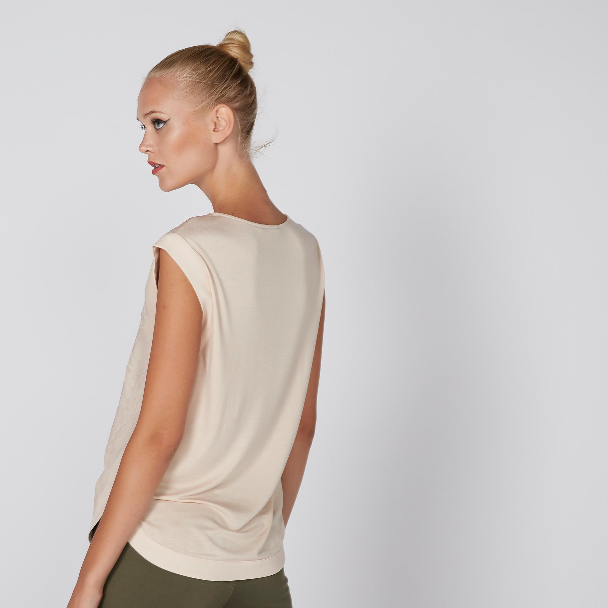 بلوزة بارزة الملمس بياقة مستديرة-women-clothing-shirtsandblouses-blouses-image-2