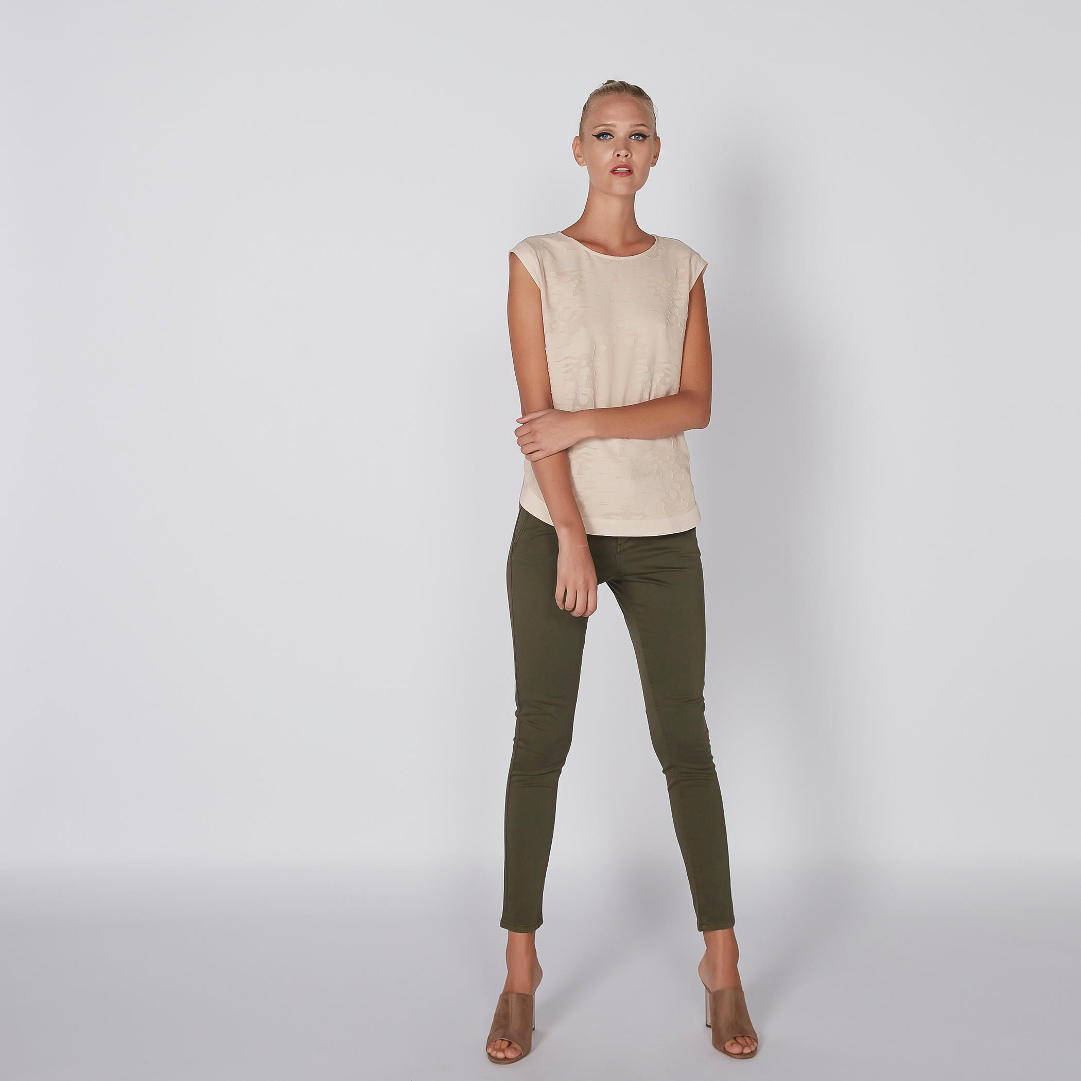 بلوزة بارزة الملمس بياقة مستديرة-women-clothing-shirtsandblouses-blouses-image-3
