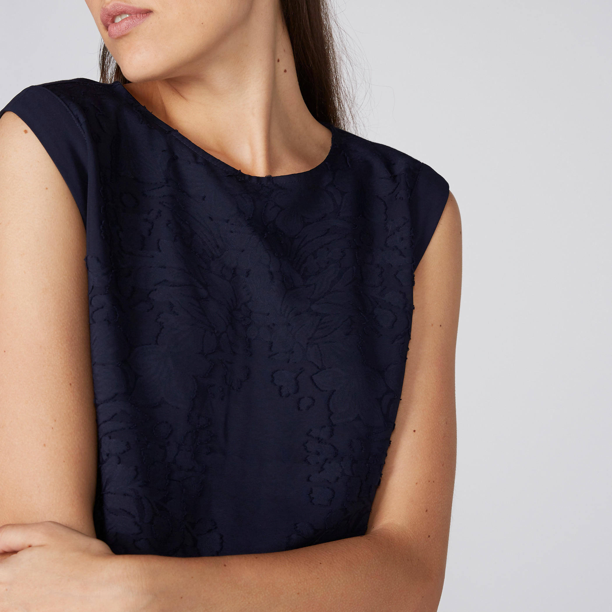 بلوزة بارزة الملمس دون أكمام بياقة مستديرة-women-clothing-shirtsandblouses-blouses-image-2