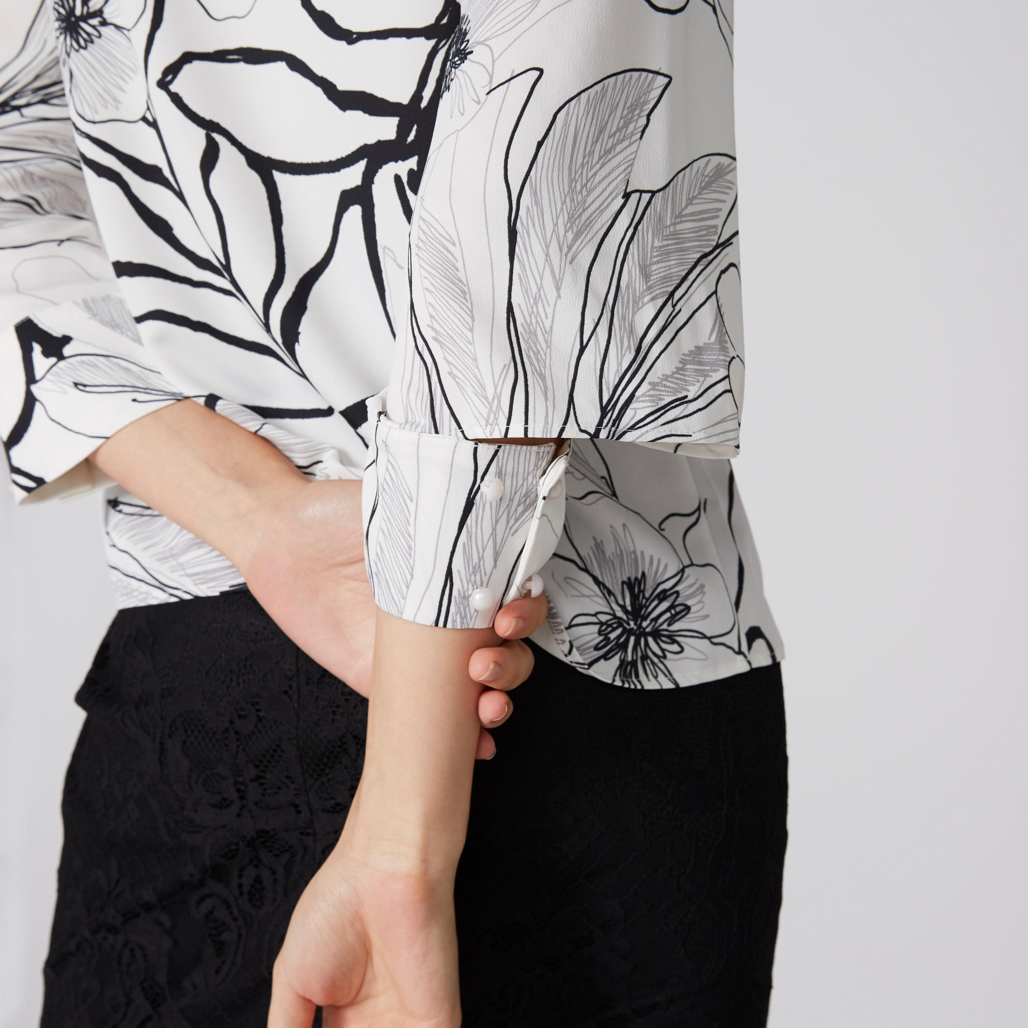 بلوزة بطبعات وأكمام طويلة-women-clothing-shirtsandblouses-blouses-image-4