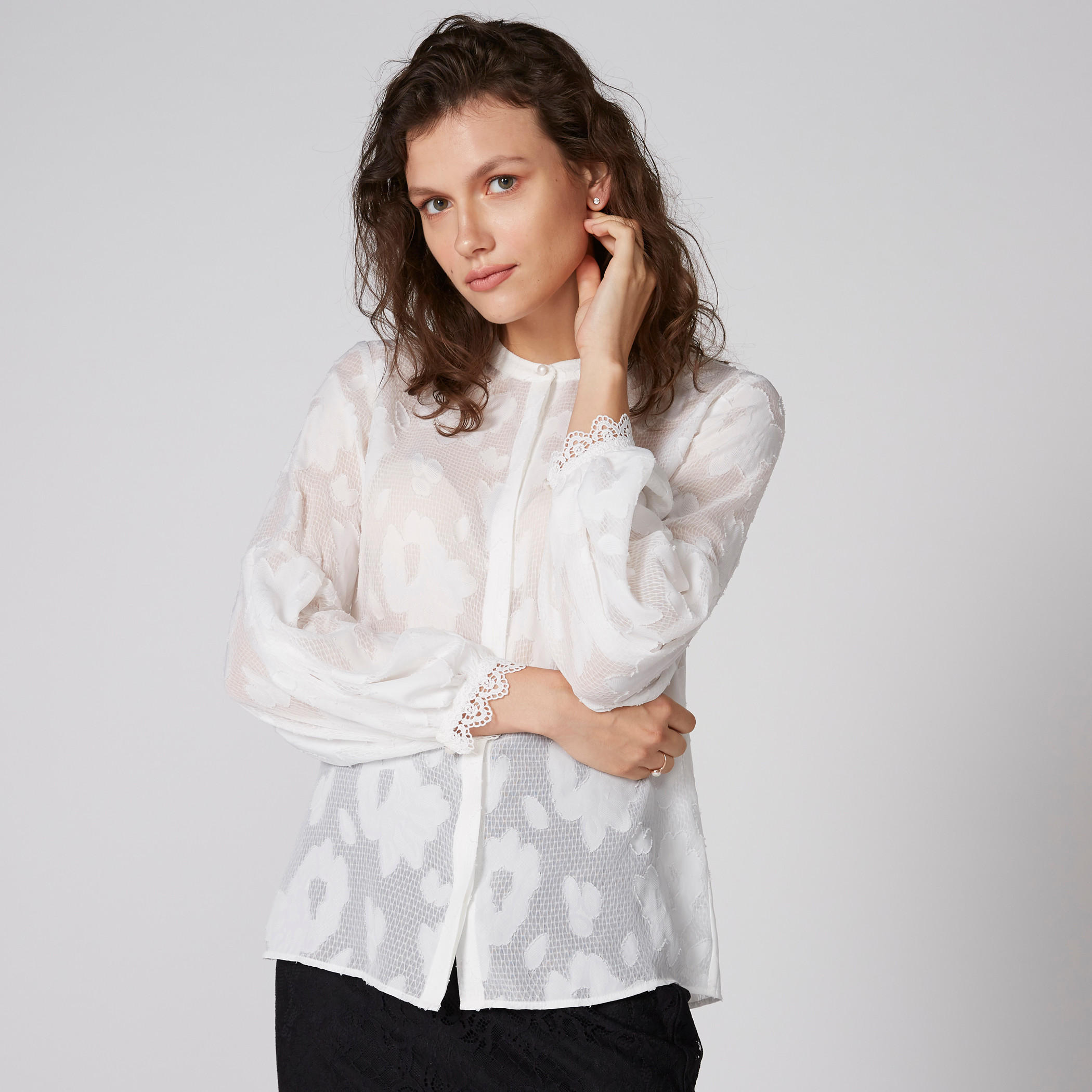بلوزة بياقة ماندارين وتفاصيل دانتيل وأكمام طويلة-women-clothing-shirtsandblouses-blouses-image-1