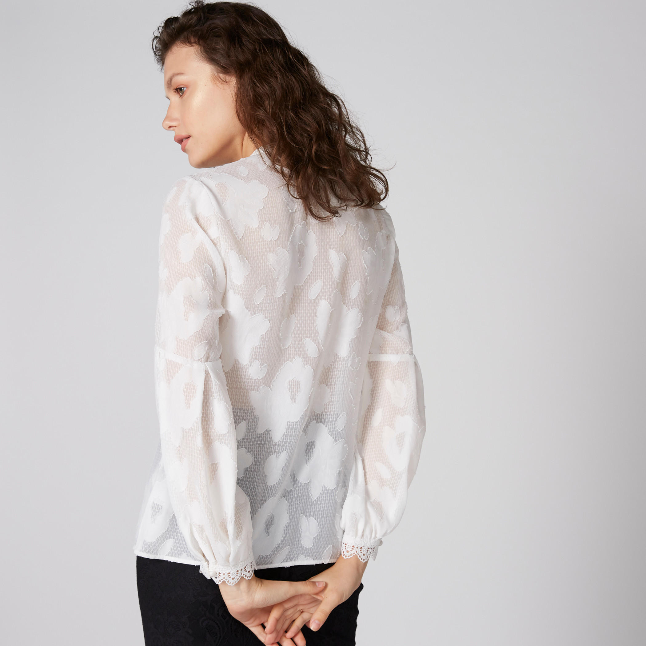 بلوزة بياقة ماندارين وتفاصيل دانتيل وأكمام طويلة-women-clothing-shirtsandblouses-blouses-image-2