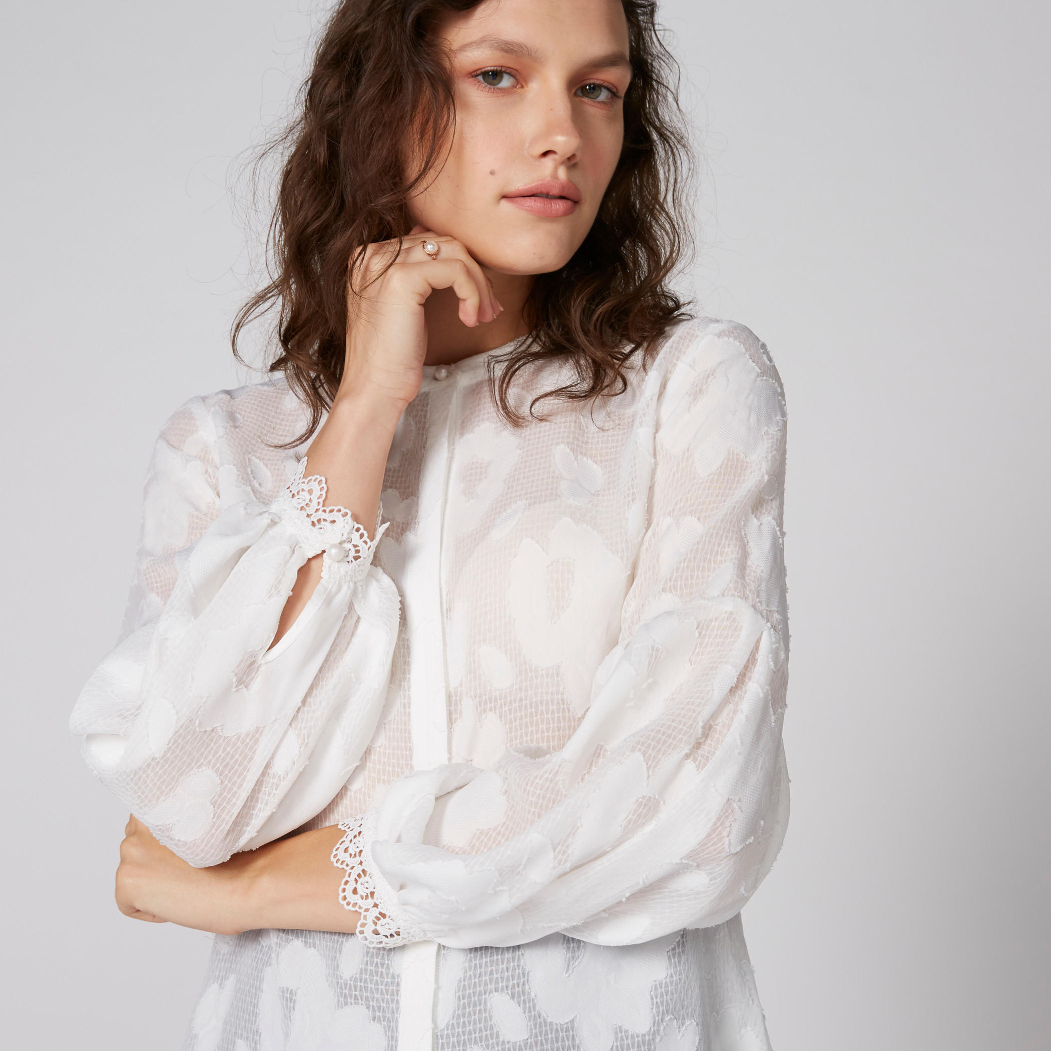 بلوزة بياقة ماندارين وتفاصيل دانتيل وأكمام طويلة-women-clothing-shirtsandblouses-blouses-image-5