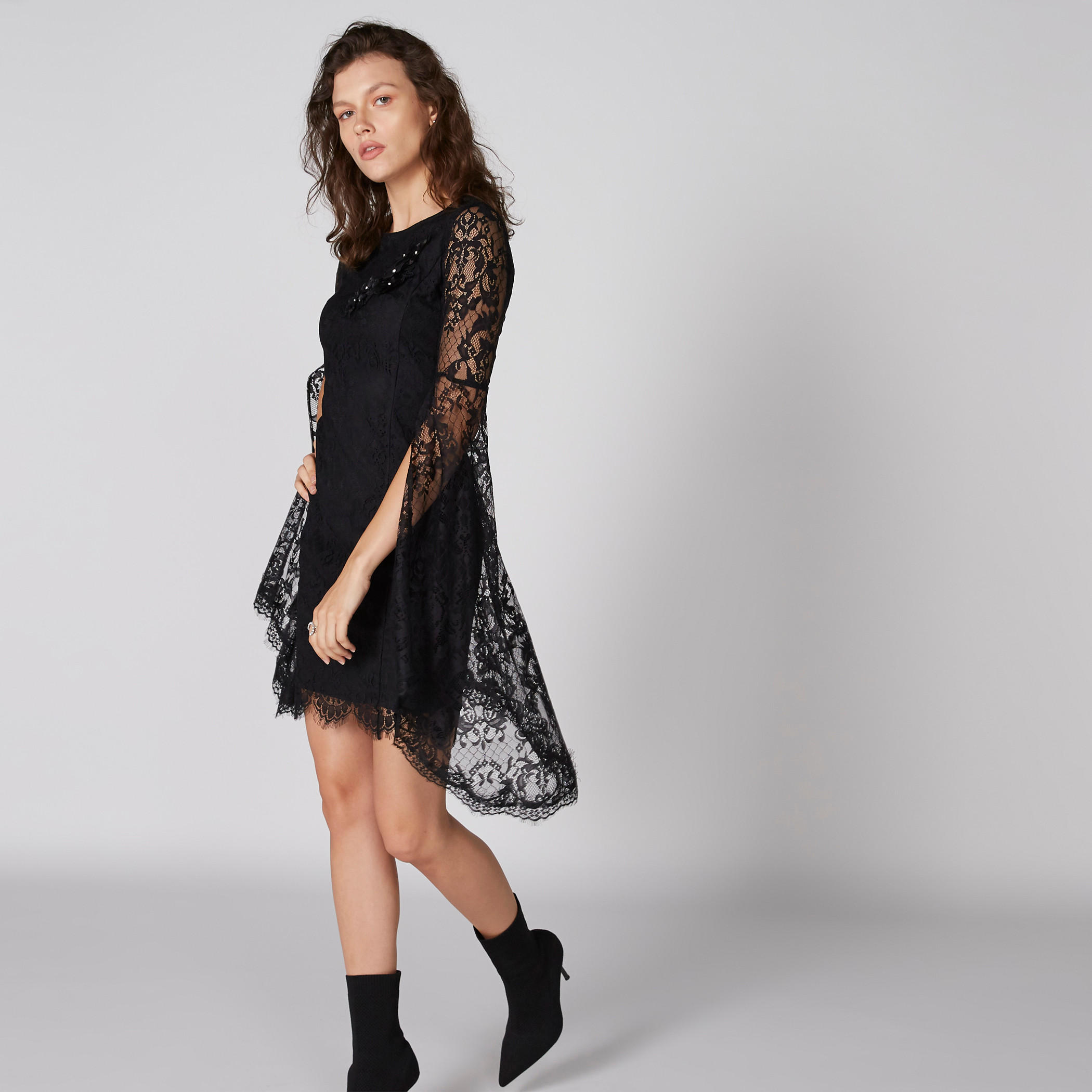 فستان ميني بتفاصيل دانتيل وياقة مستديرة وأكمام واسعة-women-clothing-dresses-image-3