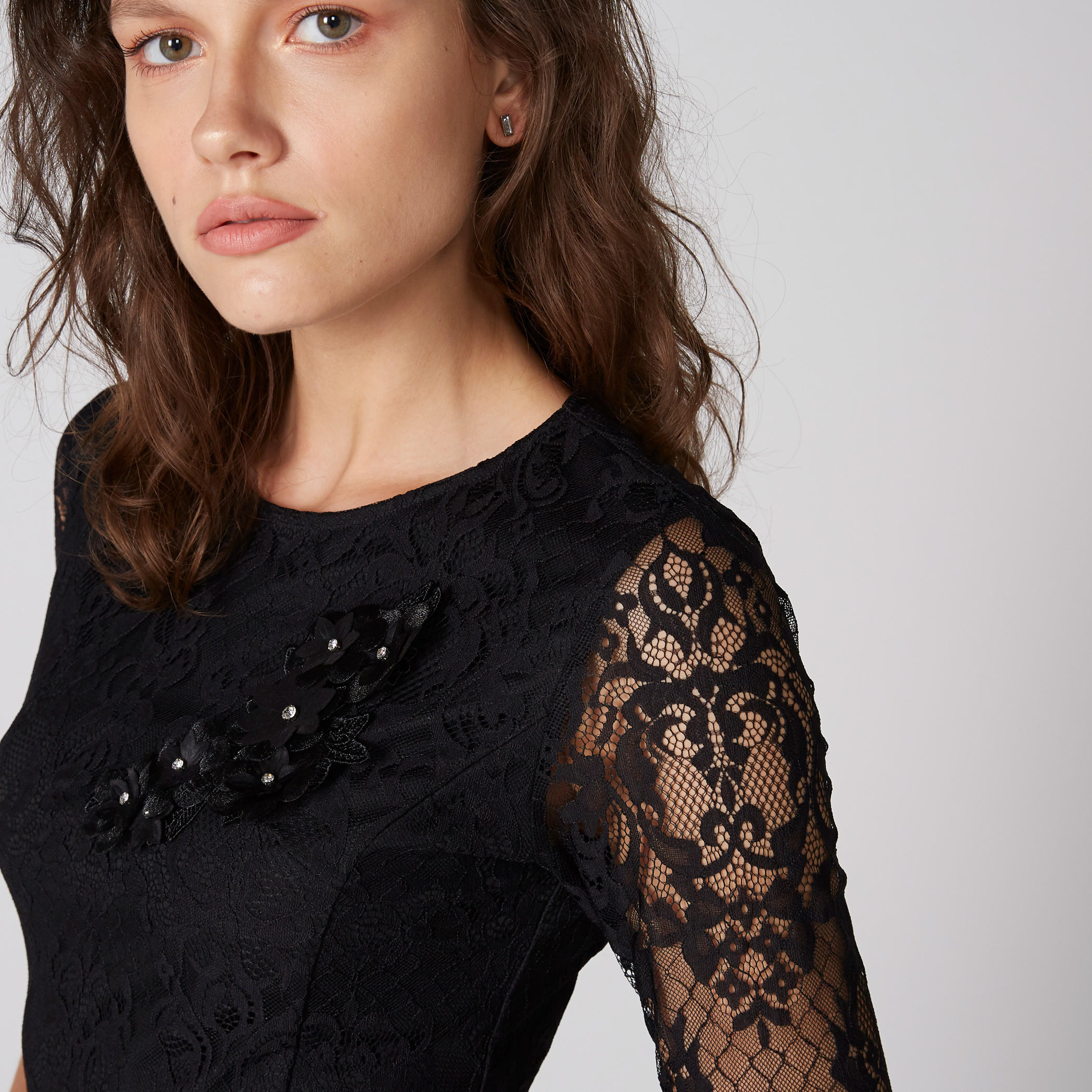 فستان ميني بتفاصيل دانتيل وياقة مستديرة وأكمام واسعة-women-clothing-dresses-image-4