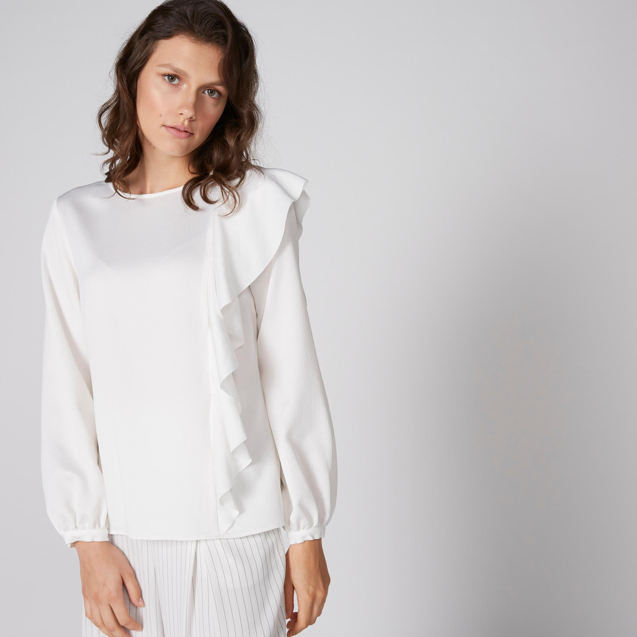 بلوزة بياقة مستديرة وأكمام طويلة وكشكش-women-clothing-shirtsandblouses-blouses-image-1