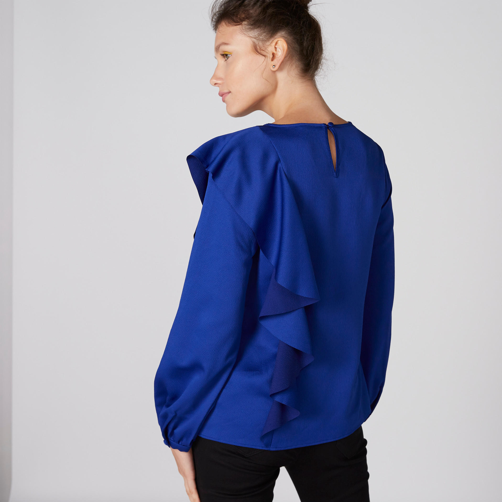 بلوزة بياقة مستديرة وأكمام طويلة وتفاصيل كشكش-women-clothing-shirtsandblouses-blouses-image-2