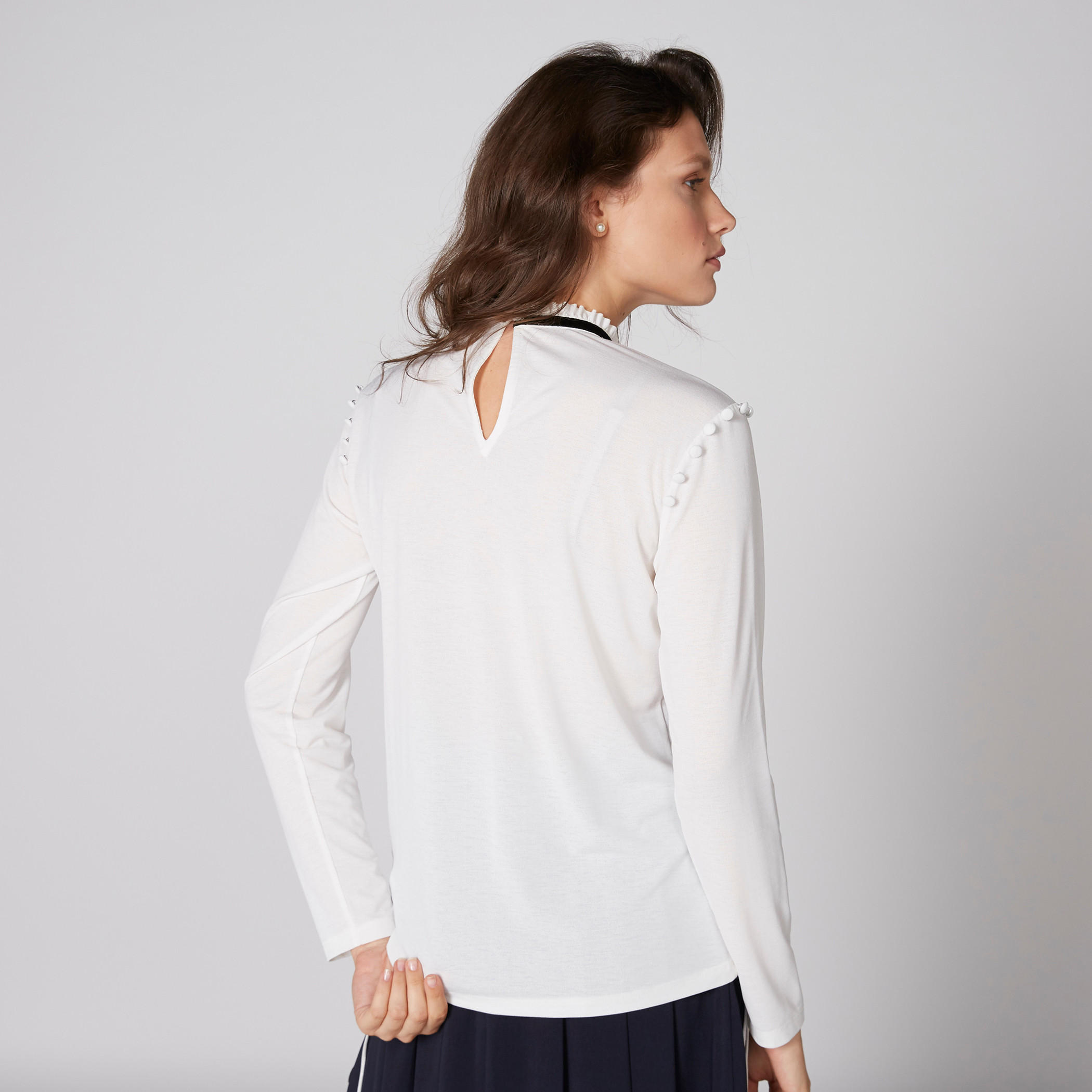 بلوزة بأكمام طويلة وتفاصيل معقودة-women-clothing-shirtsandblouses-blouses-image-2