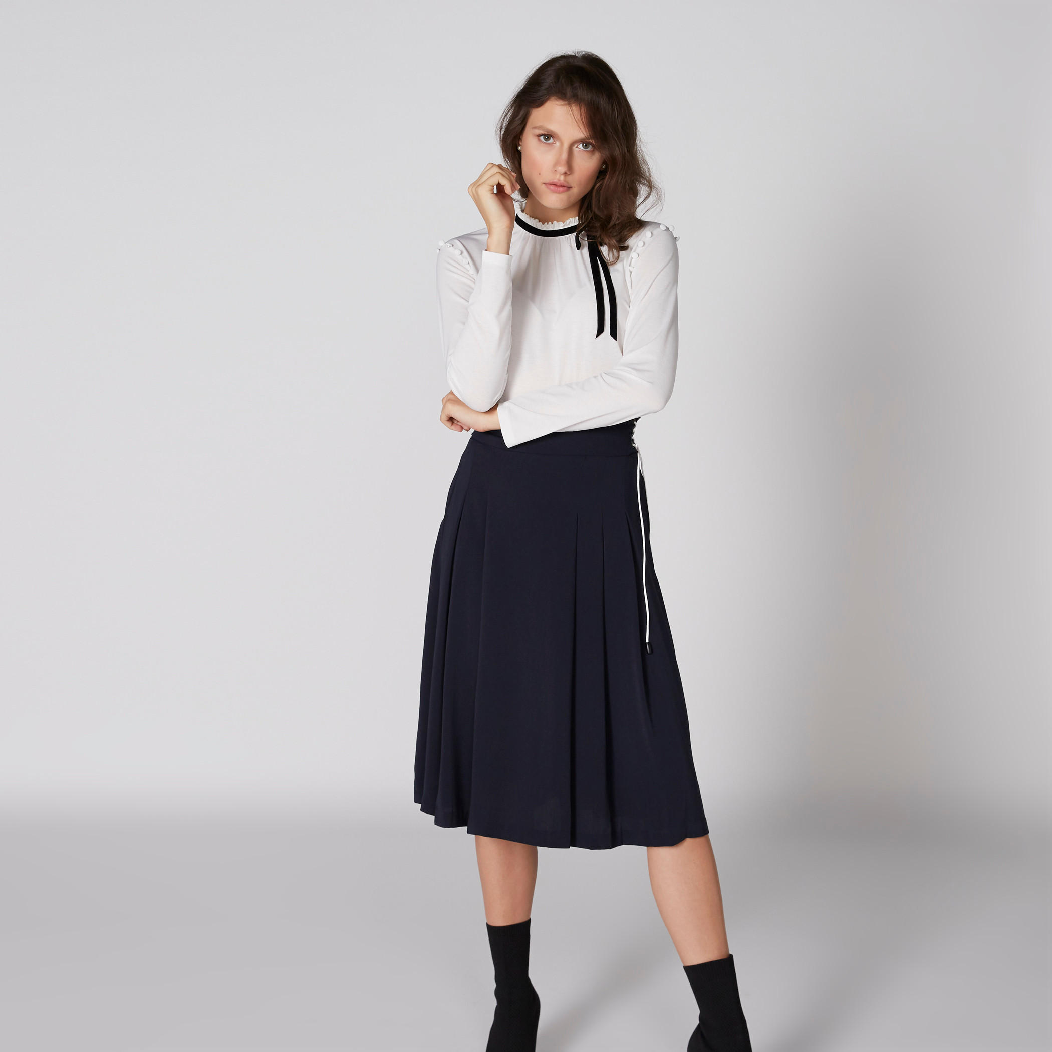 بلوزة بأكمام طويلة وتفاصيل معقودة-women-clothing-shirtsandblouses-blouses-image-3