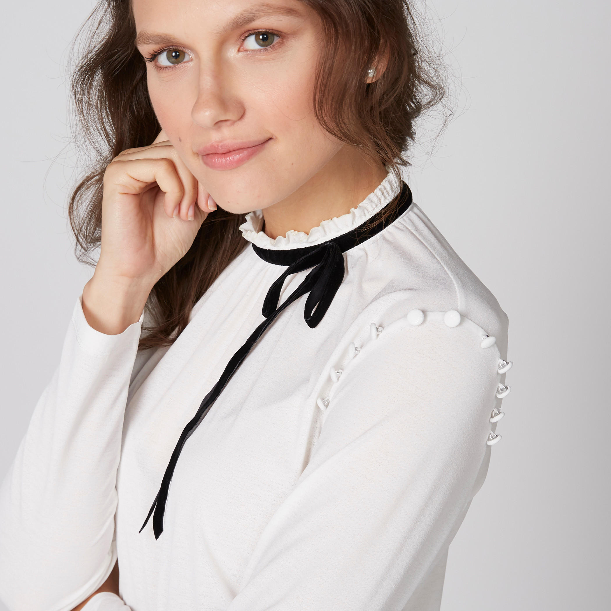 بلوزة بأكمام طويلة وتفاصيل معقودة-women-clothing-shirtsandblouses-blouses-image-4