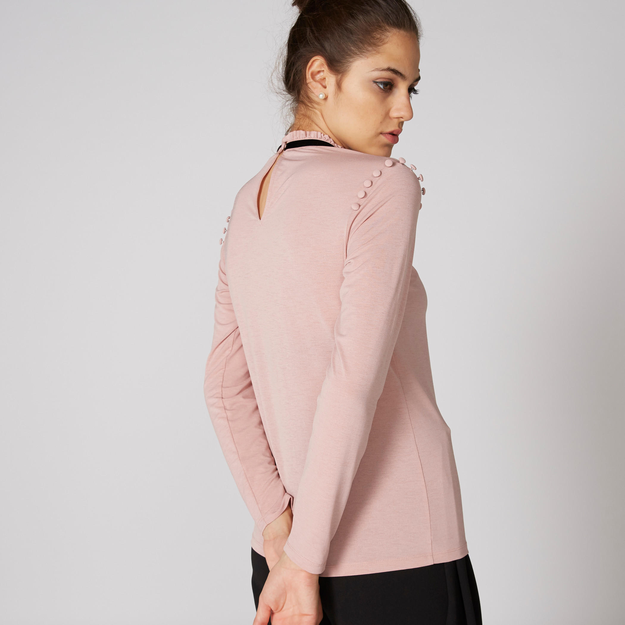 بلوزة بياقة عالية وأكمام طويلة وتفاصيل بوم بوم-women-clothing-shirtsandblouses-blouses-image-2